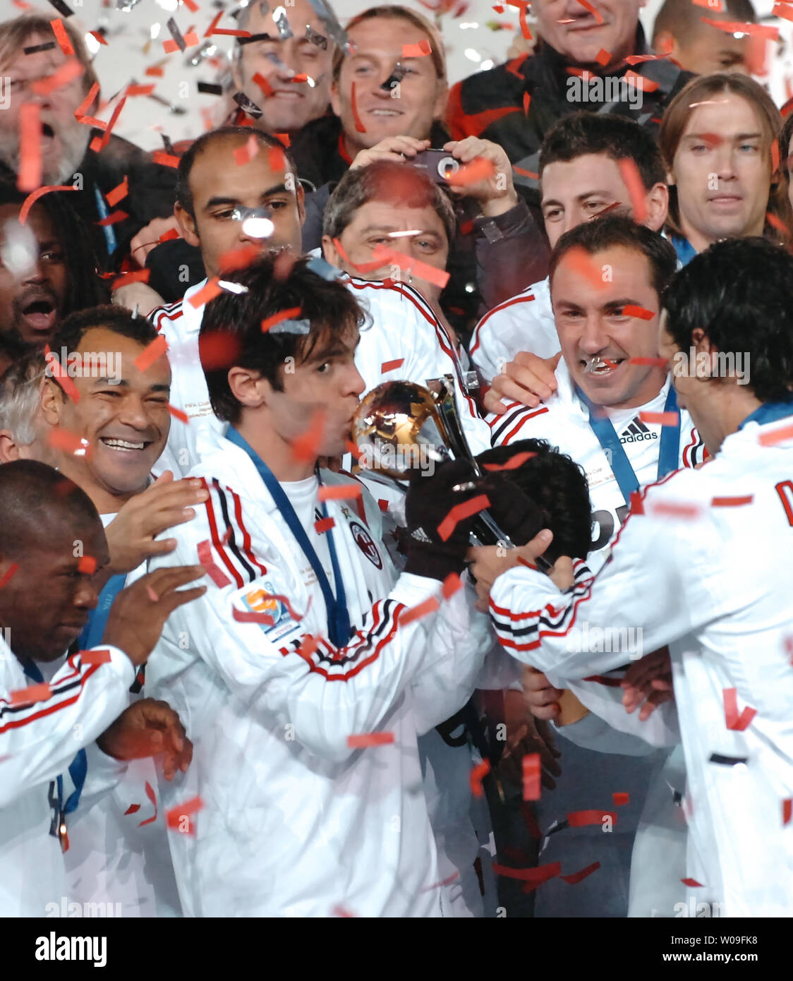 De l'AC Milan Kaka, embrasse le trophée de champion après avoir remporté la Coupe du Monde des Clubs de la FIFA 2007 au Nissan Stadium à Yokohama, Japon, le 16 décembre 2007. L'AC Milan a battu de Boca Juniors 4-2. (Photo d'UPI/keizo Mori) Banque D'Images