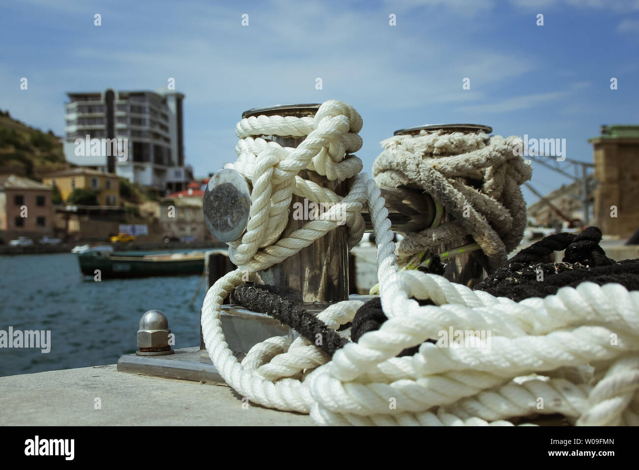 Borne d'amarrage, entrelacées avec corde d'amarrage au port de la baie Banque D'Images