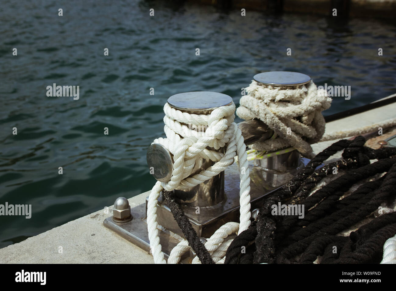 Borne d'amarrage, entrelacées avec corde d'amarrage au port de la baie Banque D'Images