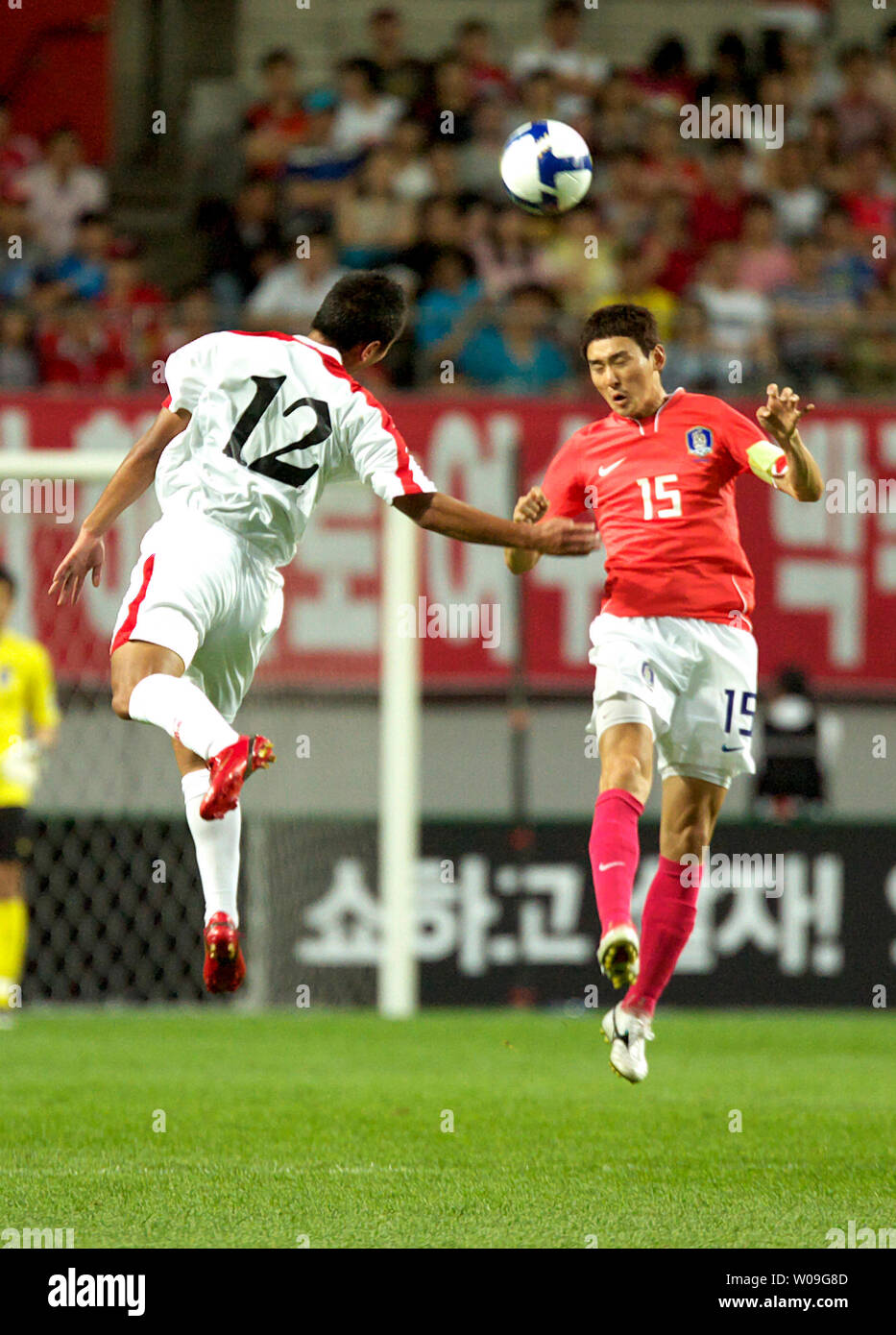 Tae se Jong (L), de la Corée du Nord, est à la tête de la balle dans la deuxième moitié de leur match contre la Corée du Sud au cours de l'Asian qualificatifs pour la Coupe du Monde de la fifa à la Seoul World Cup Stadium à Séoul, Corée du Sud, le 22 juin 2008. La Corée du Sud La Corée du Nord à égalité 0-0. (Photo d'UPI/Keizo Mori) Banque D'Images