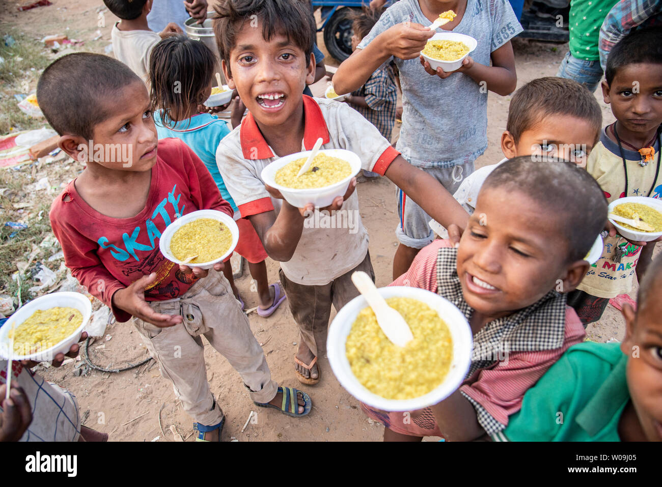 Les enfants pauvres à un camp de distribution alimentaire à New Delhi, en Inde. Banque D'Images