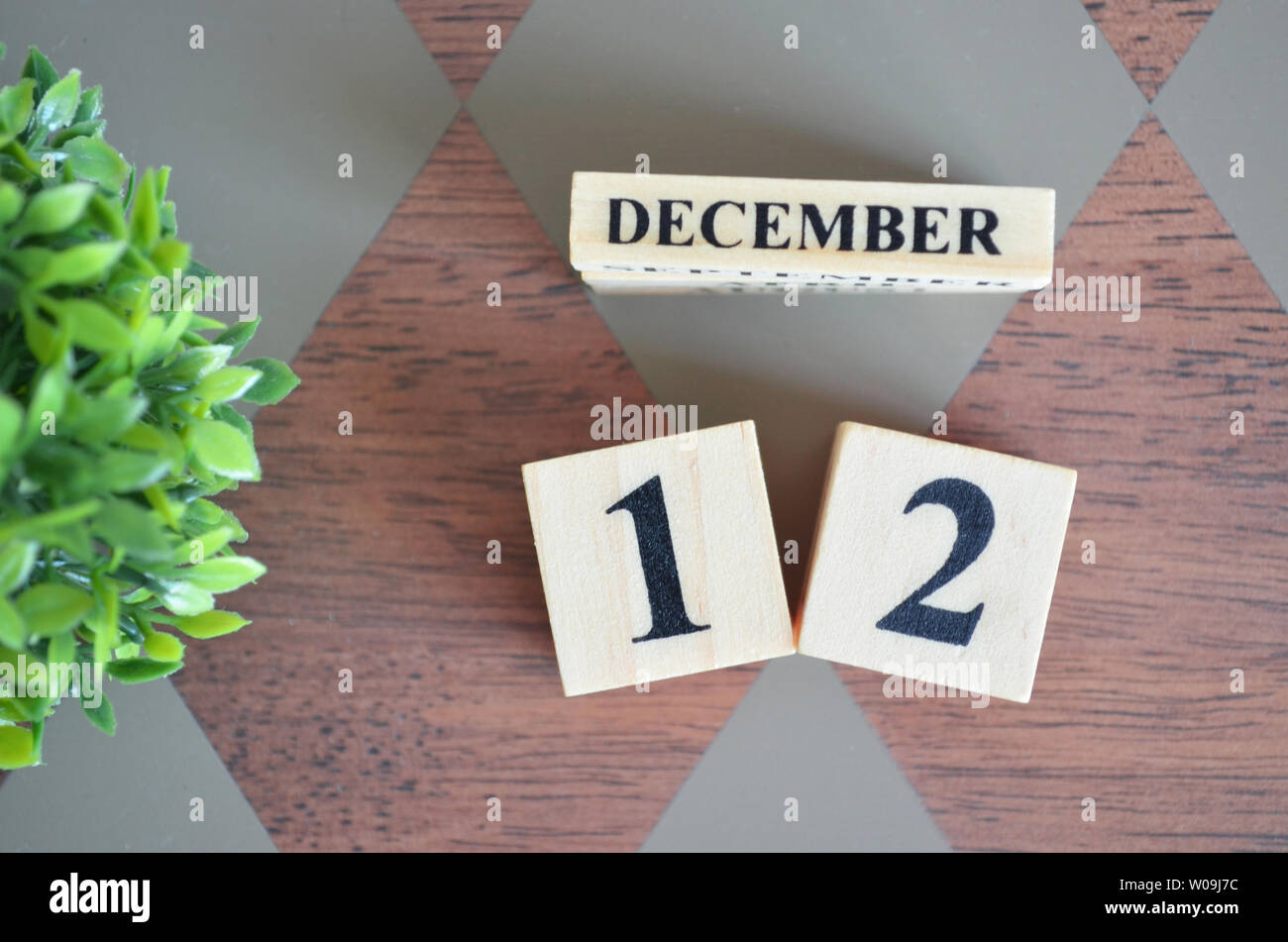 Date de décembre mois feuilles avec motif de losange sur le tableau pour l'arrière plan. Banque D'Images