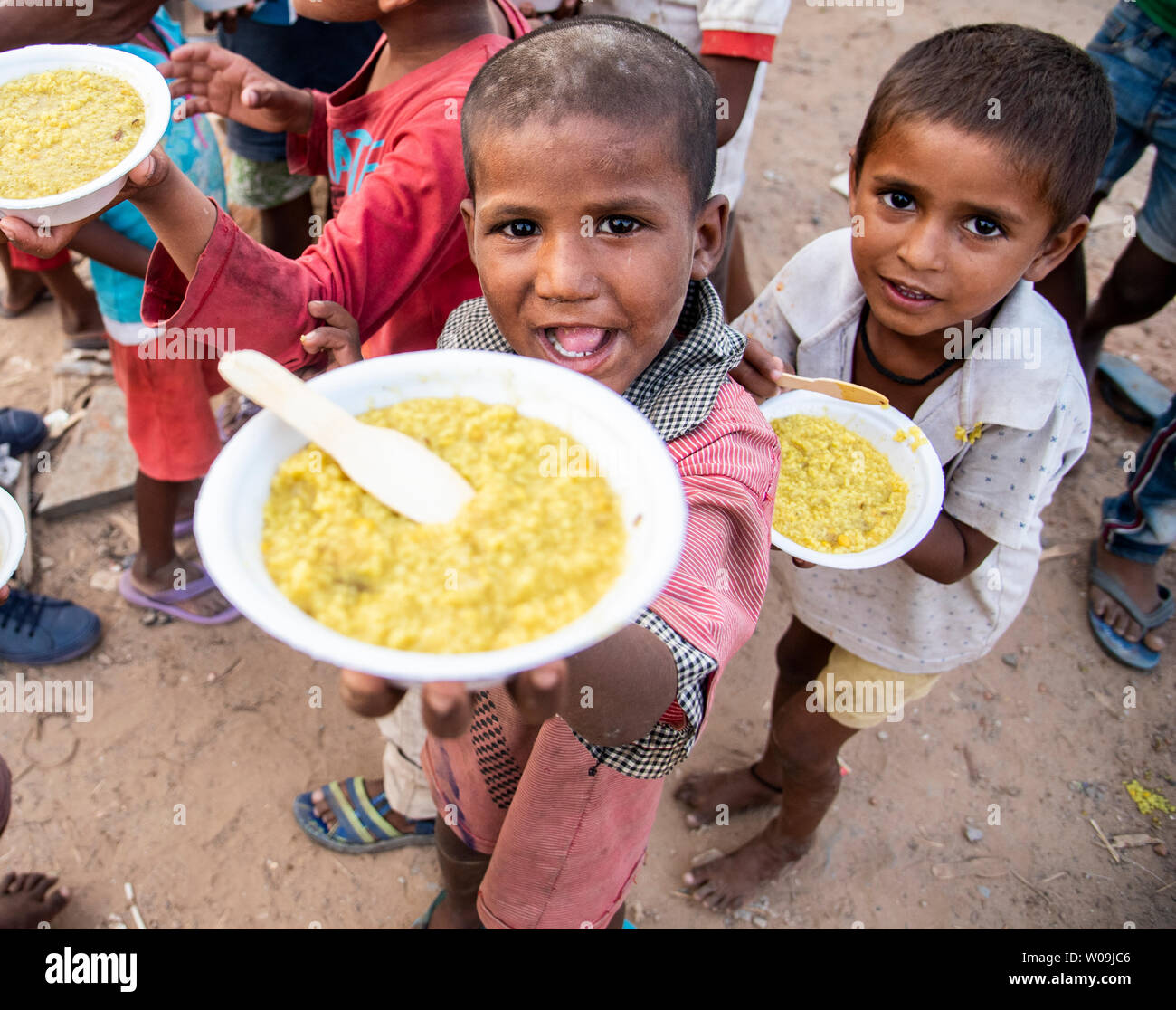 Les enfants pauvres à un camp de distribution alimentaire à New Delhi, en Inde. Banque D'Images