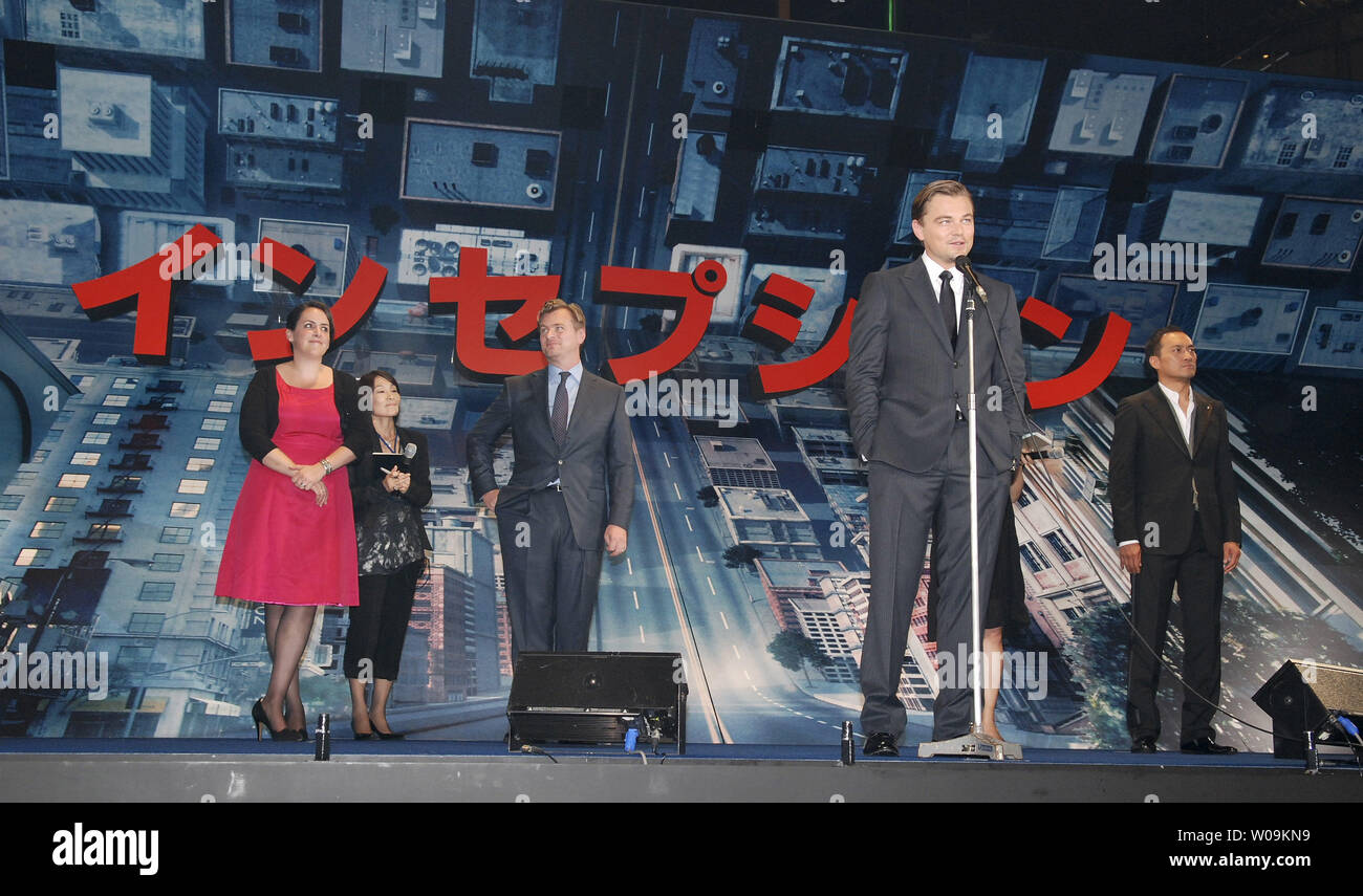 (L-R)Producteur Emma Thomas, réalisateur Christopher Nolan, l'acteur Leonardo DiCaprio, acteur japonais Ken Watanabe Japon assister à une première pour le film 'Création' à Tokyo, Japon, le 20 juillet 2010. UPI/Keizo Mori Banque D'Images