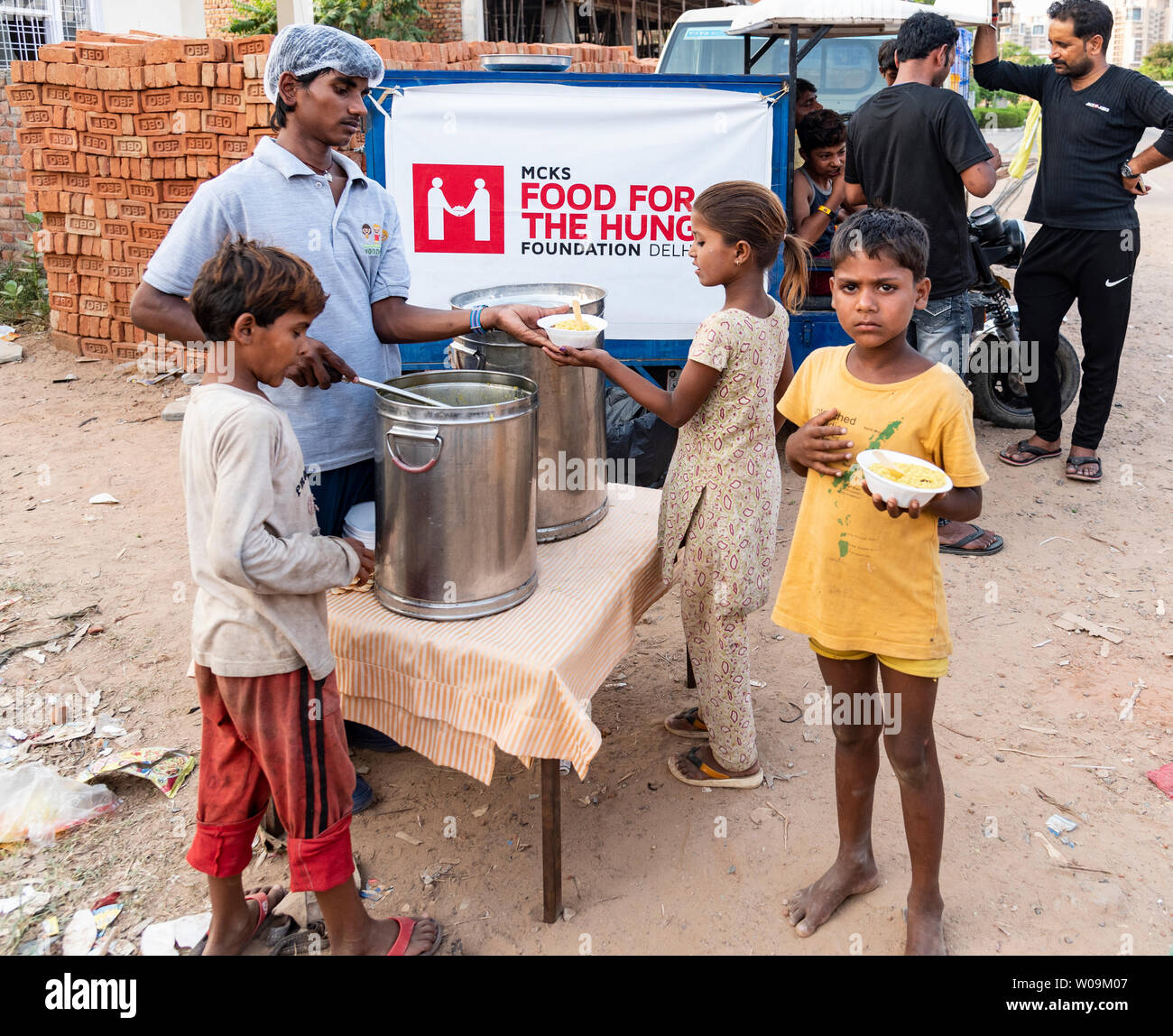 Les enfants pauvres à un camp de distribution alimentaire à New Delhi, en Inde. Banque D'Images
