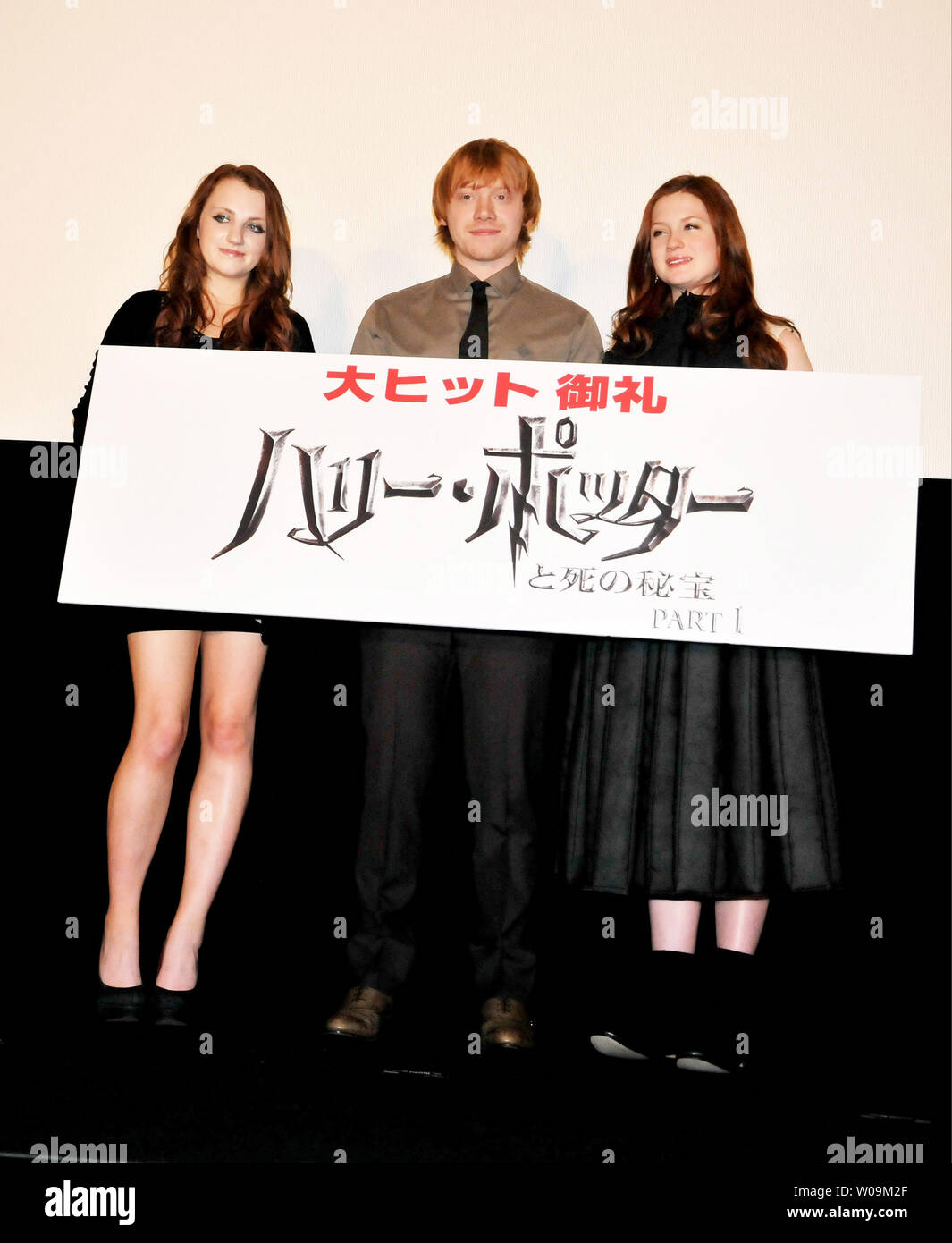 (L-R) L'actrice Evanna Lynch, l'acteur Rupert Grint, l'actrice Bonnie Wright assister à la première mondiale au Japon pour le film "Harry Potter et les Reliques de la mort : Partie 1' à Tokyo, Japon, le 19 novembre 2010. UPI/Keizo Mori Banque D'Images