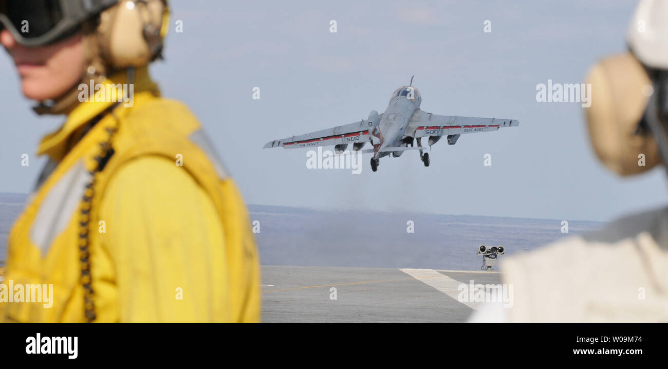 La Marine américaine Un EA-6B Prowler décolle à partir du pont de l'USS George Washington au cours de la 'Keen Sword 2010 des États-Unis-Japon exercice militaire conjoint dans l'océan Pacifique à l'Est de l'île d'Okinawa, Japon, le 10 décembre 2010. UPI/Keizo Mori Banque D'Images