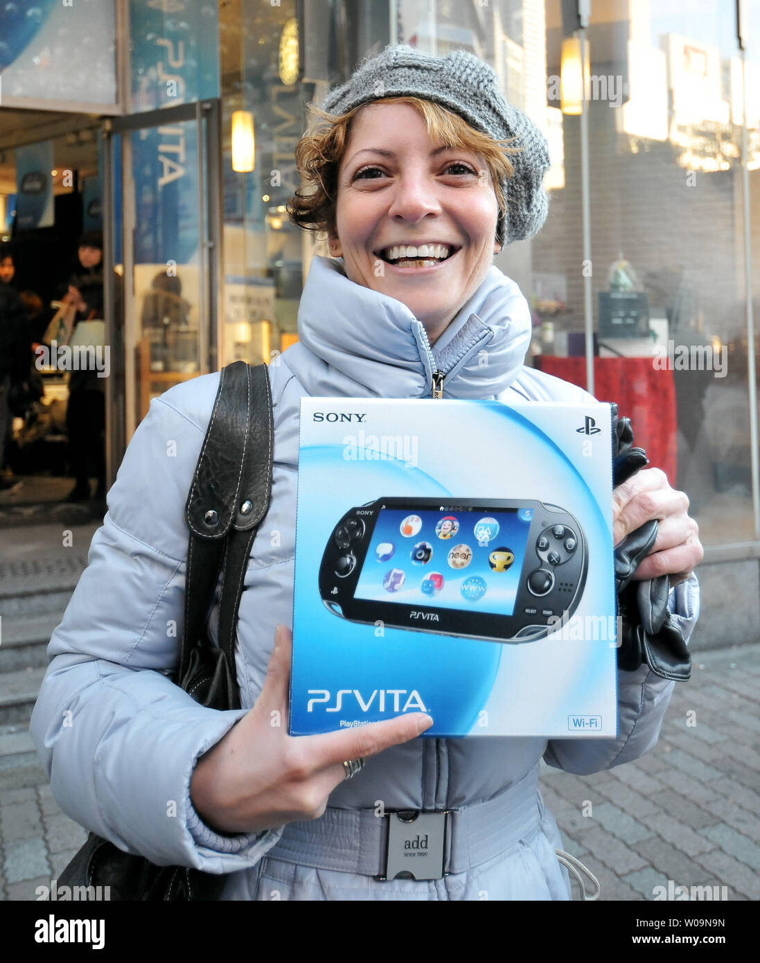 Un client pose avec le joueur de jeu vidéo portable 'PlayStation Vita (PS  Vita) à la "TSUTAYA' magasin de Shibuya à Tokyo, Japon, le 17 décembre  2011. La PS Vita sera disponible