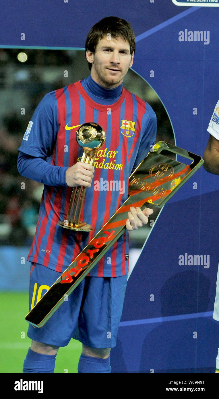 Lionel Messi du FC Barcelone pose avec le ballon d'or trophée pour le  meilleur joueur et une réplique clé au cours de la soirée de remise des  prix au Club la FIFA