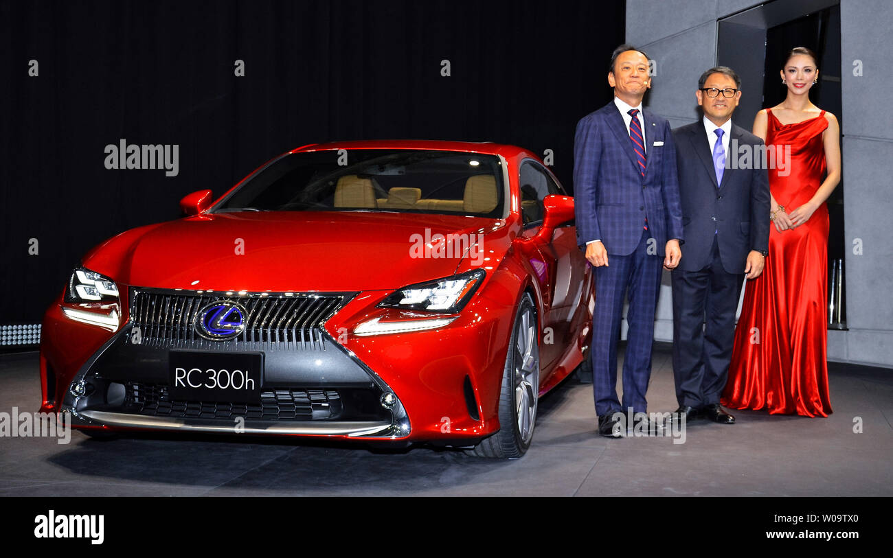 (L-R)Lexus mondial Président Kiyotaka Ise, Toyota Motor Corp. Président Akio Toyoda et modèle japonais Riyo Mori posent avec 'RC Lexus 300h' au cours de journée de la presse au 43e Tokyo Motor Show 2013 à Tokyo, Japon, le 20 novembre 2013. UPI/Keizo Mori Banque D'Images