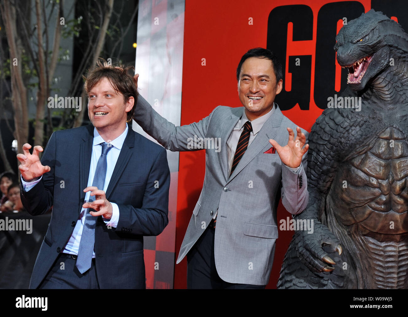 Gareth Edwards Directeur(L) et l'acteur japonais Ken Watanabe Japon assister à une première pour le film 'Godzilla' à Tokyo, Japon, le 10 juillet 2014. UPI/Keizo Mori Banque D'Images