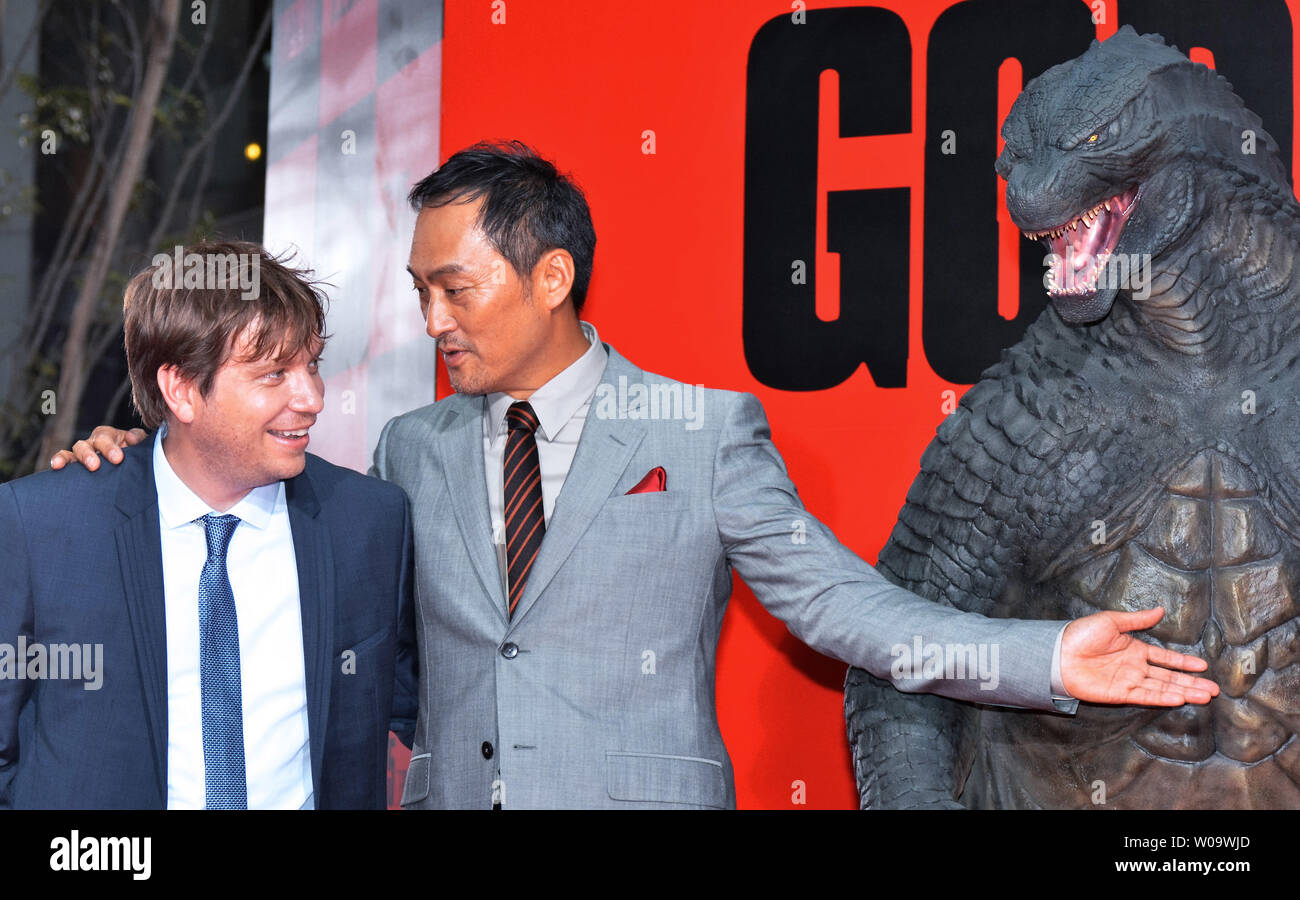 Gareth Edwards Directeur(L) et l'acteur japonais Ken Watanabe Japon assister à une première pour le film 'Godzilla' à Tokyo, Japon, le 10 juillet 2014. UPI/Keizo Mori Banque D'Images