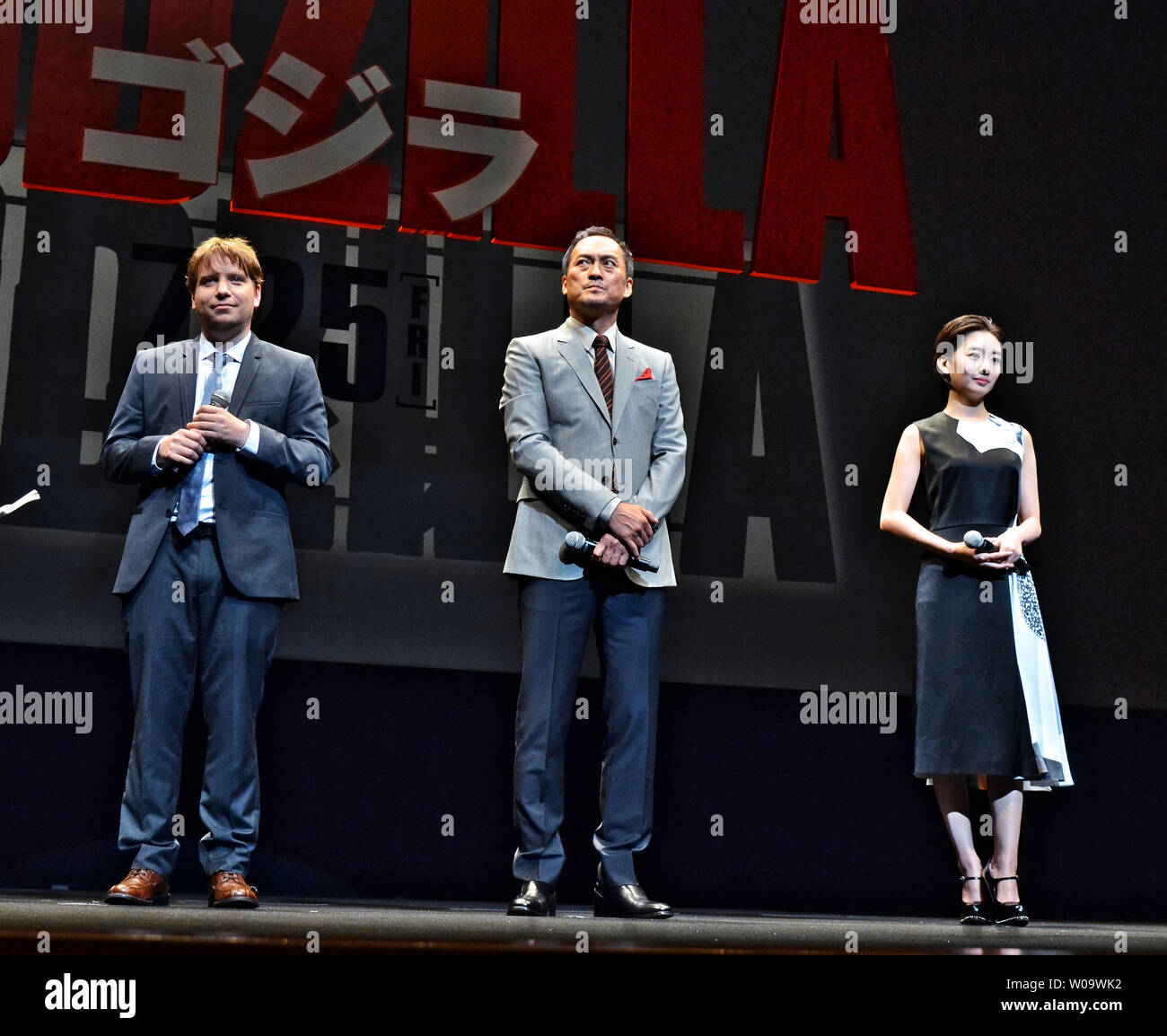 (L-R) Gareth Edwards Directeur, acteur japonais Ken Watanabe et actrice Haru assister à une première mondiale au Japon pour le film 'Godzilla' à Tokyo, Japon, le 10 juillet 2014. UPI/Keizo Mori Banque D'Images