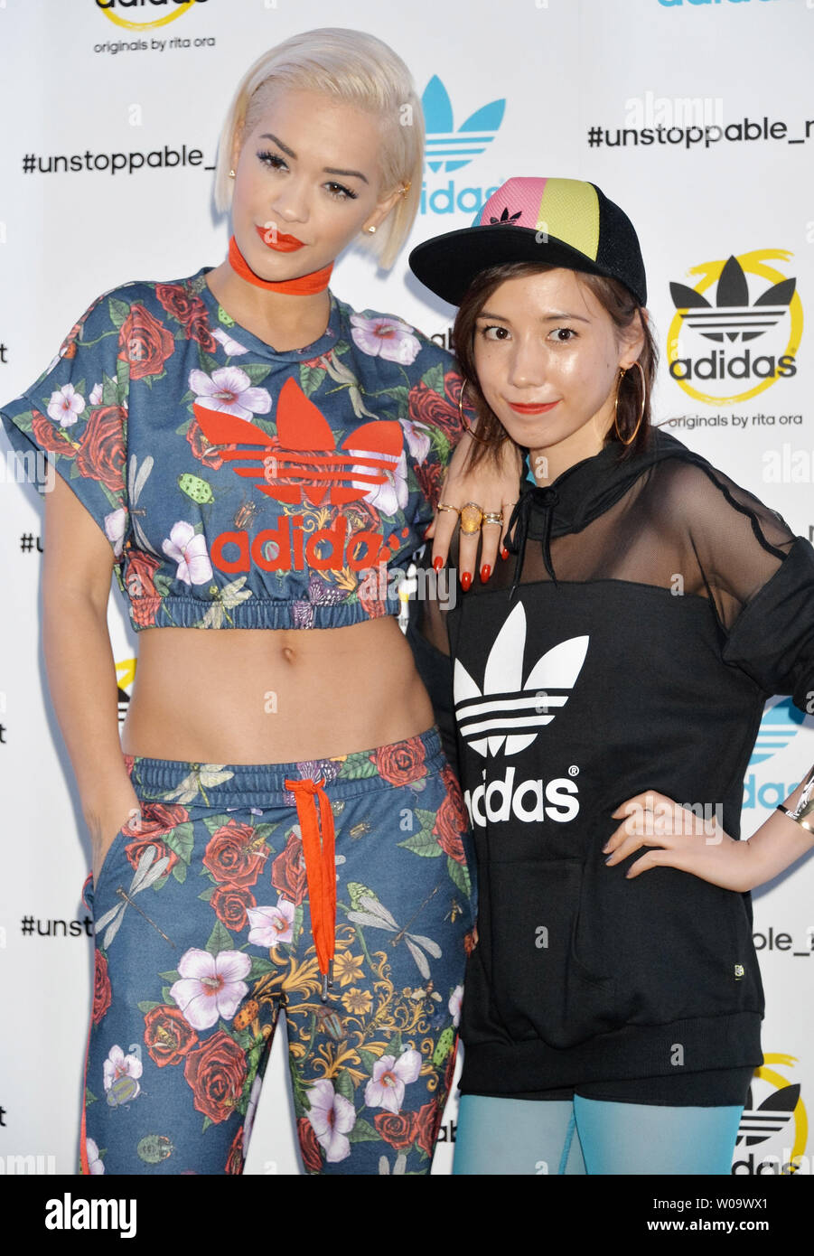 La chanteuse Rita Ora(L) et l'actrice japonaise Naka Riisa assister à un  événement de mode pour "Adidas Originals par Rita Ora' à Tokyo, Japon le 19  septembre 2014. UPI/Keizo Mori Photo Stock -