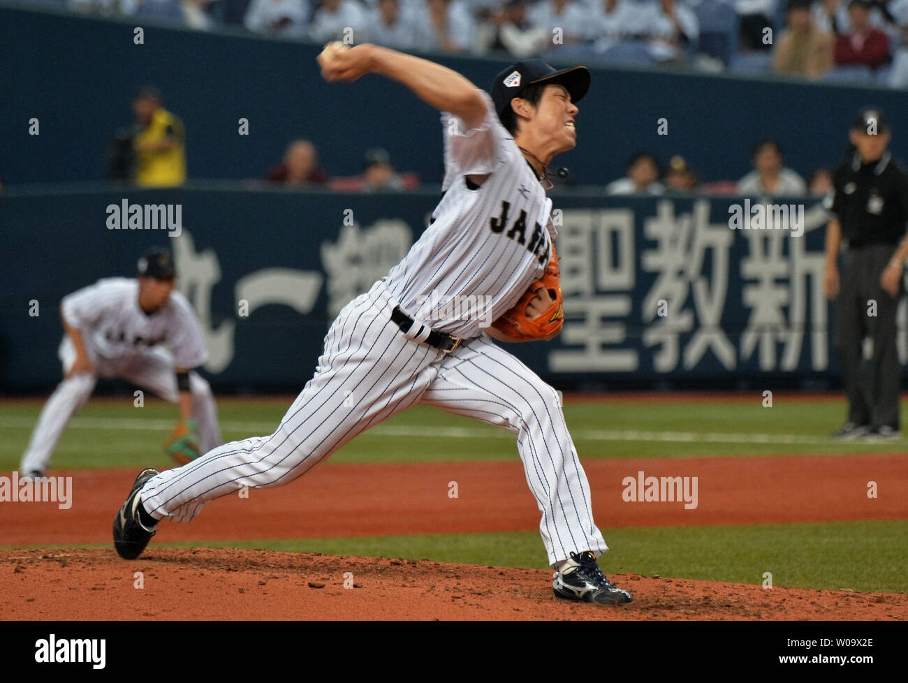 L'équipe nationale japonaise pitcher Kenta Maeda lance un pitch en première manche contre MLB All Stars au Kyocera Dome Osaka à Osaka, Japon, le 12 novembre 2014. UPI/Keizo Mori Banque D'Images