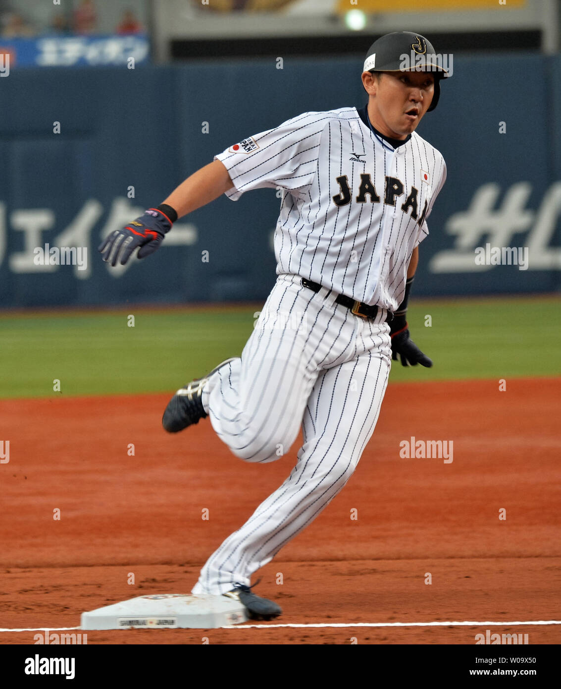 L'équipe nationale japonaise Seiichi Uchikawa court à la troisième base dans la deuxième manche contre MLB All Stars au Kyocera Dome Osaka à Osaka, Japon, le 12 novembre 2014. UPI/Keizo Mori Banque D'Images