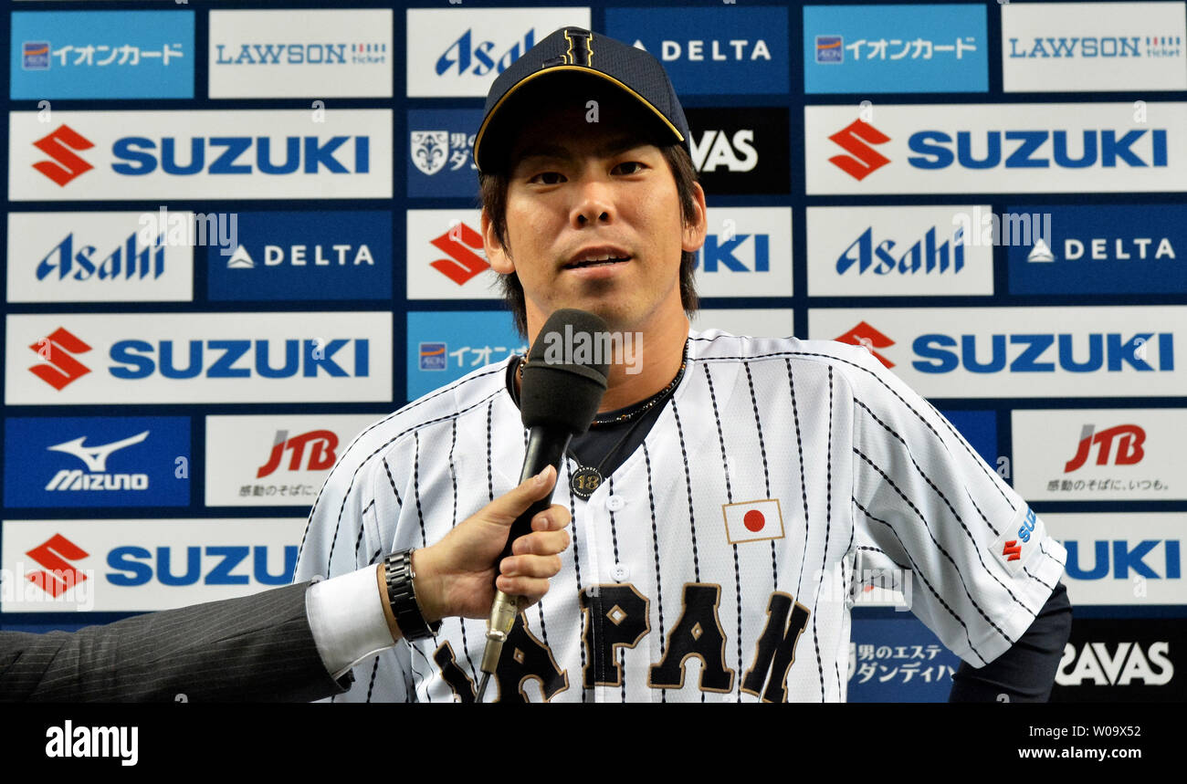 L'équipe nationale japonaise pitcher Kenta Maeda parle après le match contre les stars de la MLB de 'Suzuki' à la série Star Kyocera Dome Osaka à Osaka, Japon, le 12 novembre 2014. UPI/Keizo Mori Banque D'Images