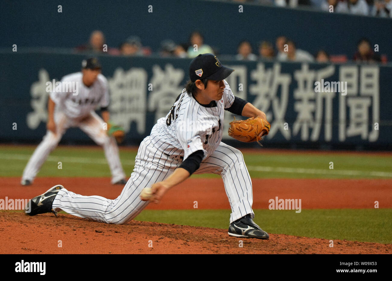 L'équipe nationale japonaise lanceur Kazuhisa Makita lance un lancer dans la septième manche contre MLB All Stars au Kyocera Dome Osaka à Osaka, Japon, le 12 novembre 2014. UPI/Keizo Mori Banque D'Images