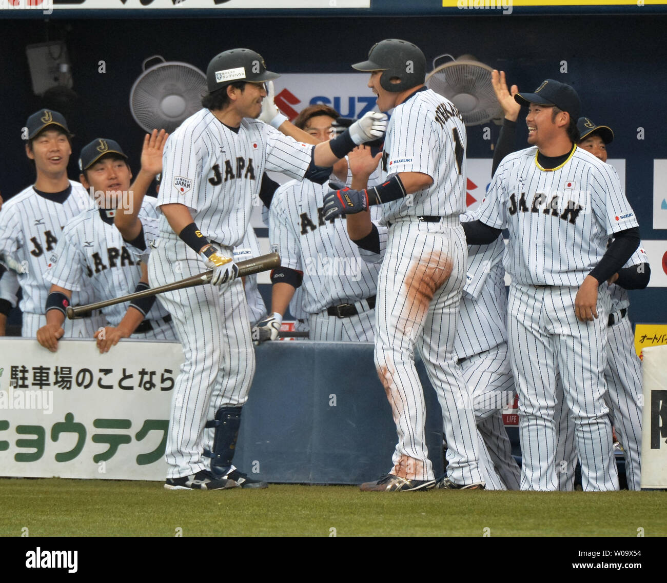 L'équipe nationale japonaise Seiichi Uchikawa célèbre avec son coéquipier après avoir marqué dans la deuxième manche contre MLB All Stars au Kyocera Dome Osaka à Osaka, Japon, le 12 novembre 2014. UPI/Keizo Mori Banque D'Images