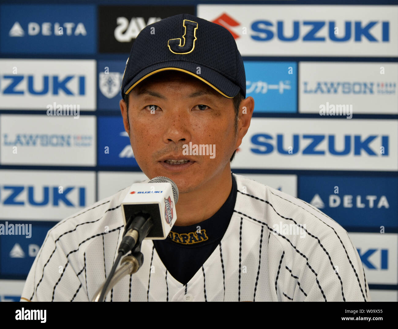 L'équipe nationale de baseball du Japon manager Hiroki Kokubo parle au cours de conférence de presse après le match contre toutes les étoiles de la MLB au Kyocera Dome Osaka à Osaka, Japon, le 12 novembre 2014. UPI/Keizo Mori Banque D'Images