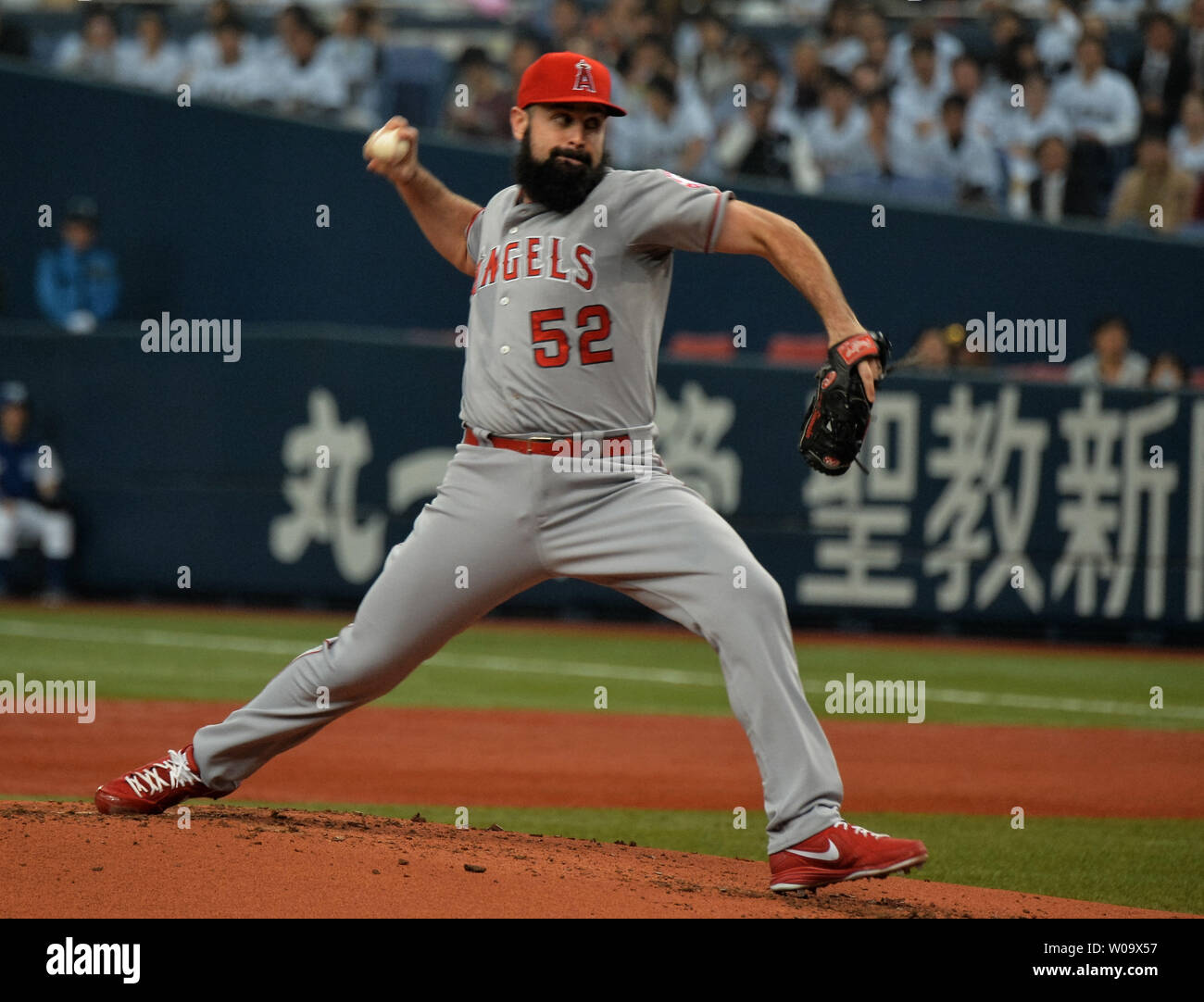 Matt Shoemaker du Los Angeles Angels lance un pitch en première manche contre l'équipe nationale japonaise Kyocera Dome à l'Osaka en Osaka, Japon, le 12 novembre 2014. UPI/Keizo Mori Banque D'Images