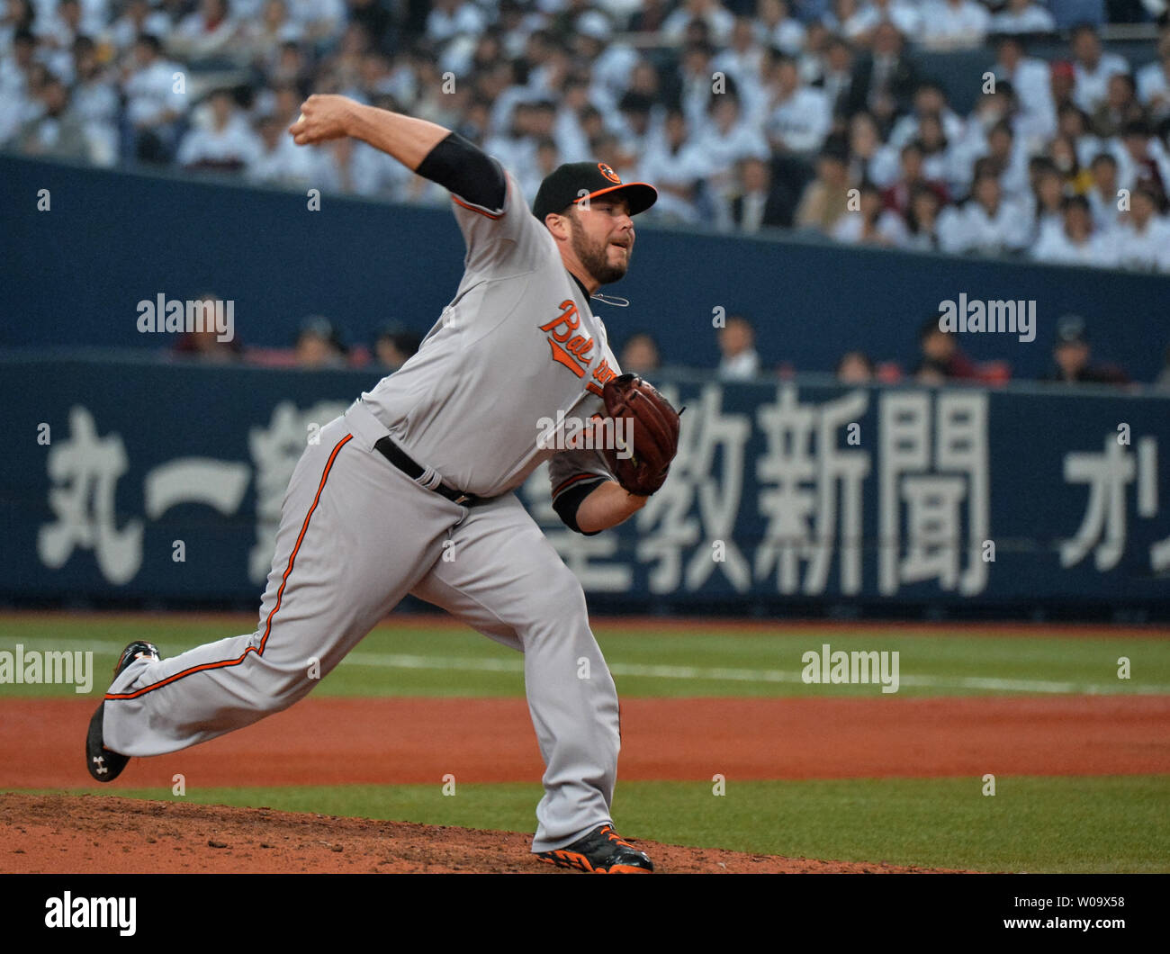 Tommy Hunter Des Orioles de Baltimore jette un pitch en sixième manche contre l'équipe nationale japonaise Kyocera Dome à l'Osaka en Osaka, Japon, le 12 novembre 2014. UPI/Keizo Mori Banque D'Images