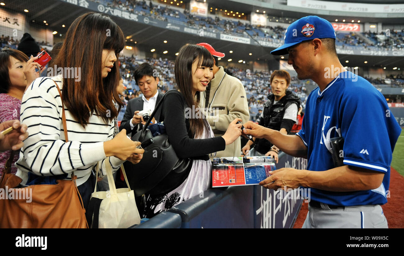 Jeremy Guthrie des Royals de Kansas City signe manuscrit pour fans japonais avant le match contre l'équipe nationale japonaise Kyocera Dome à l'Osaka en Osaka, Japon, le 12 novembre 2014. UPI/Keizo Mori Banque D'Images