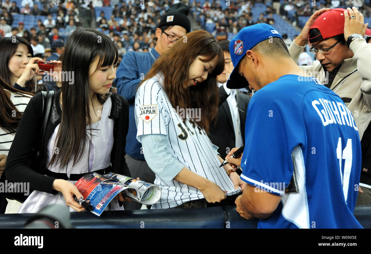 Jeremy Guthrie des Royals de Kansas City signe manuscrit pour fans japonais avant le match contre l'équipe nationale japonaise Kyocera Dome à l'Osaka en Osaka, Japon, le 12 novembre 2014. UPI/Keizo Mori Banque D'Images