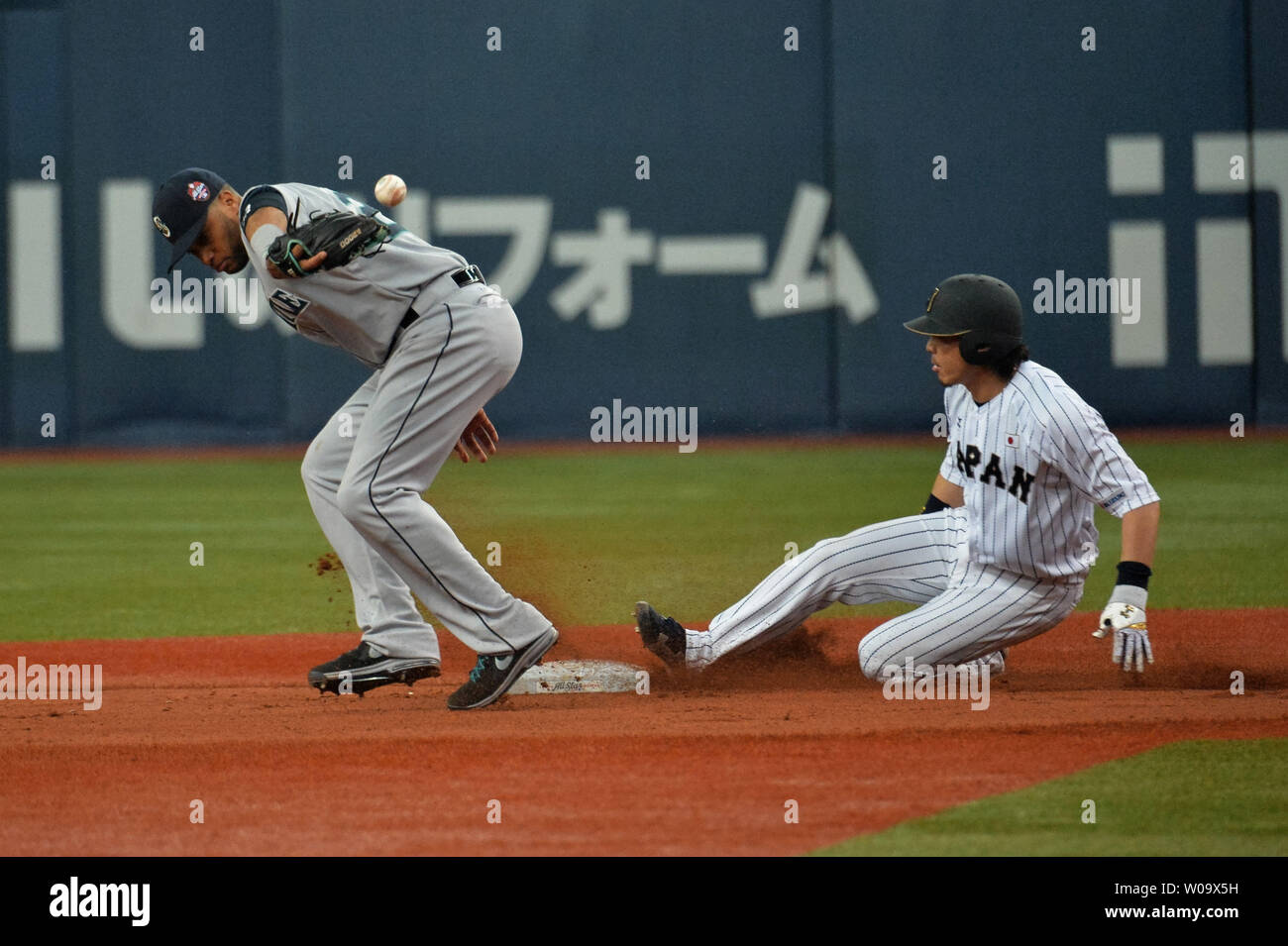 L'équipe nationale de baseball japonais Nobuhiro Matsuda glissant vers la deuxième base dans les quatre manches contre MLB all stars au Kyocera Dome Osaka à Osaka, Japon, le 12 novembre 2014. UPI/Keizo Mori Banque D'Images