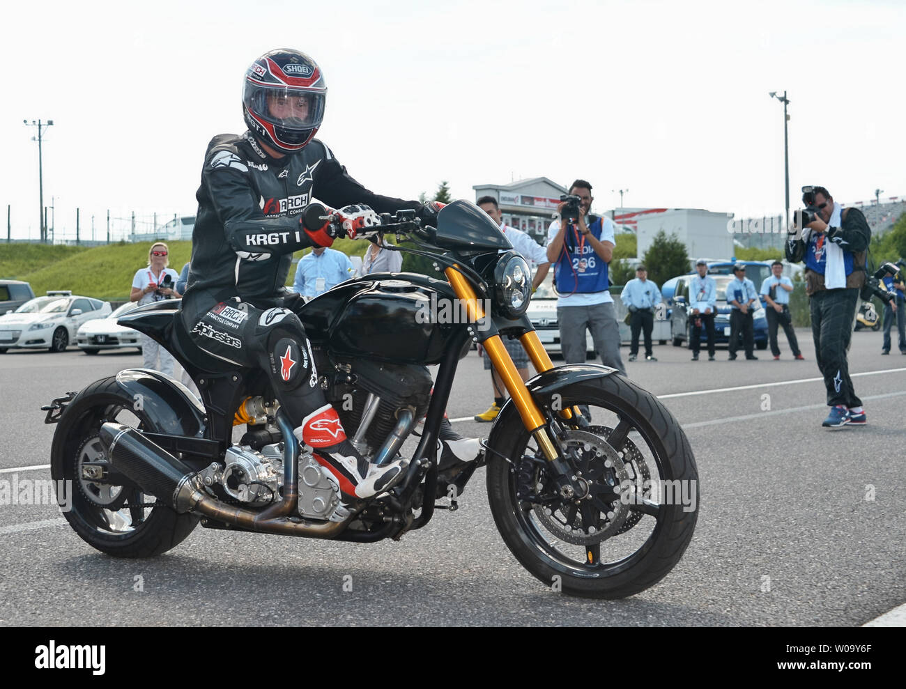 L'acteur Keanu Reeves ride sa moto de marque 'Arch KRGT-1' pendant  l'événement de l'année 2015, les 8 heures de Suzuka Championnat du Monde  FIM d'Endurance à Suzuka Circuit dans la préfecture de