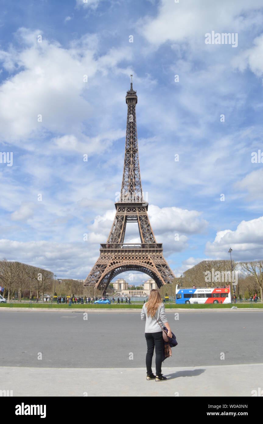 Une dame est à la Tour Eiffel à Paris, France Banque D'Images Une dame est à la Tour Eiffel à Paris, France Banque D'Images