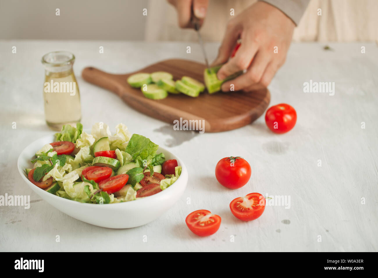 Mode de vie sain, l'alimentation concept. Faire une salade verte fraîche Banque D'Images