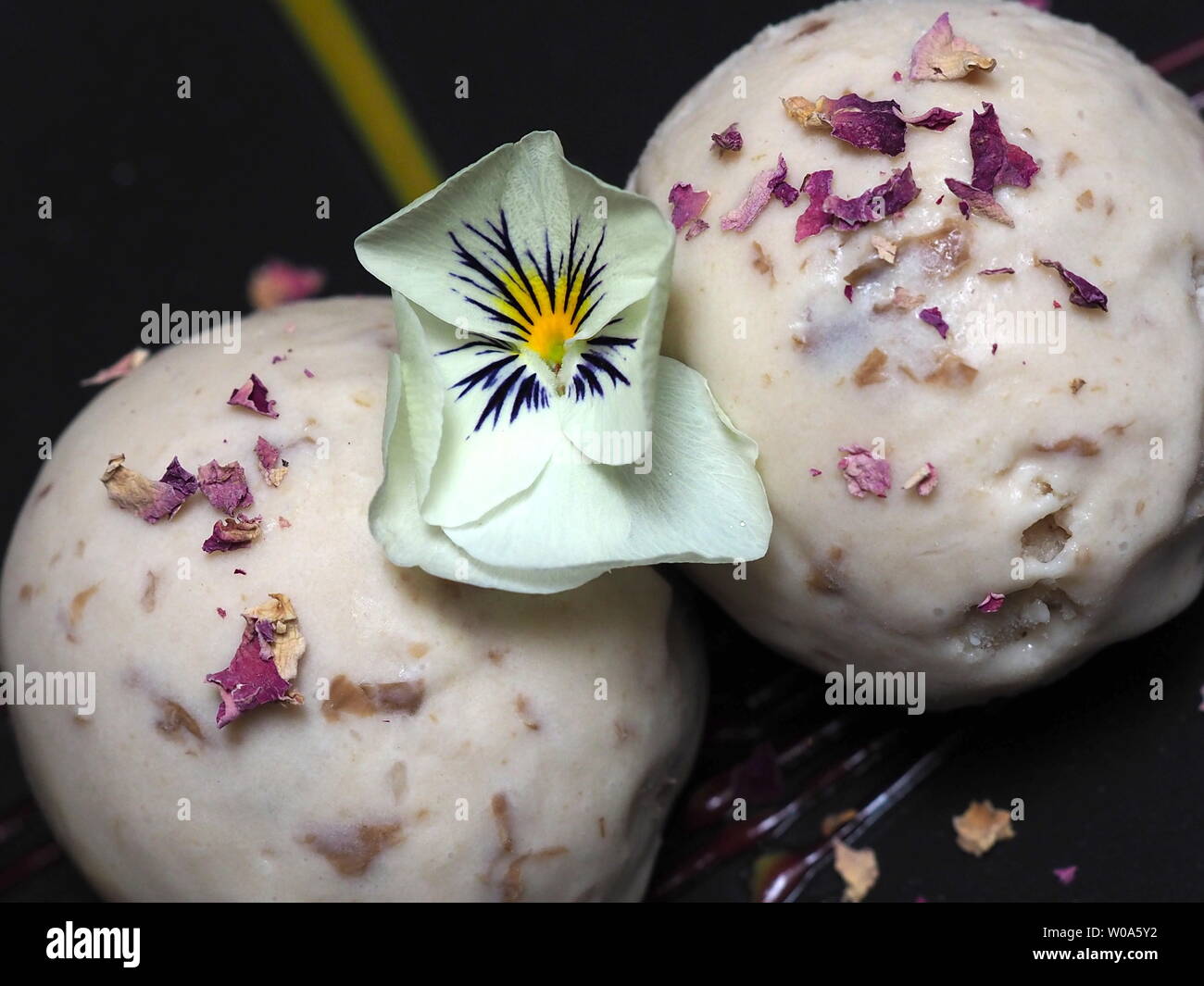 Juin 2019 - Vue du haut vers le bas de 2 boules d'avocat & Pétale de Rose La crème glacée à partir d'un restaurant étoilé au guide Michelin Banque D'Images