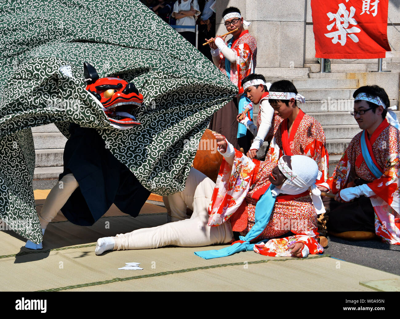 Lion danseurs de Fukushima-Prefecture effectuer style Kagura lors d'un événement pour 'Tokyo Shishimai collection 2020" au Musée National de Tokyo à Tokyo, Japon le 11 mai 2019. Photo par Keizo Mori/UPI Banque D'Images