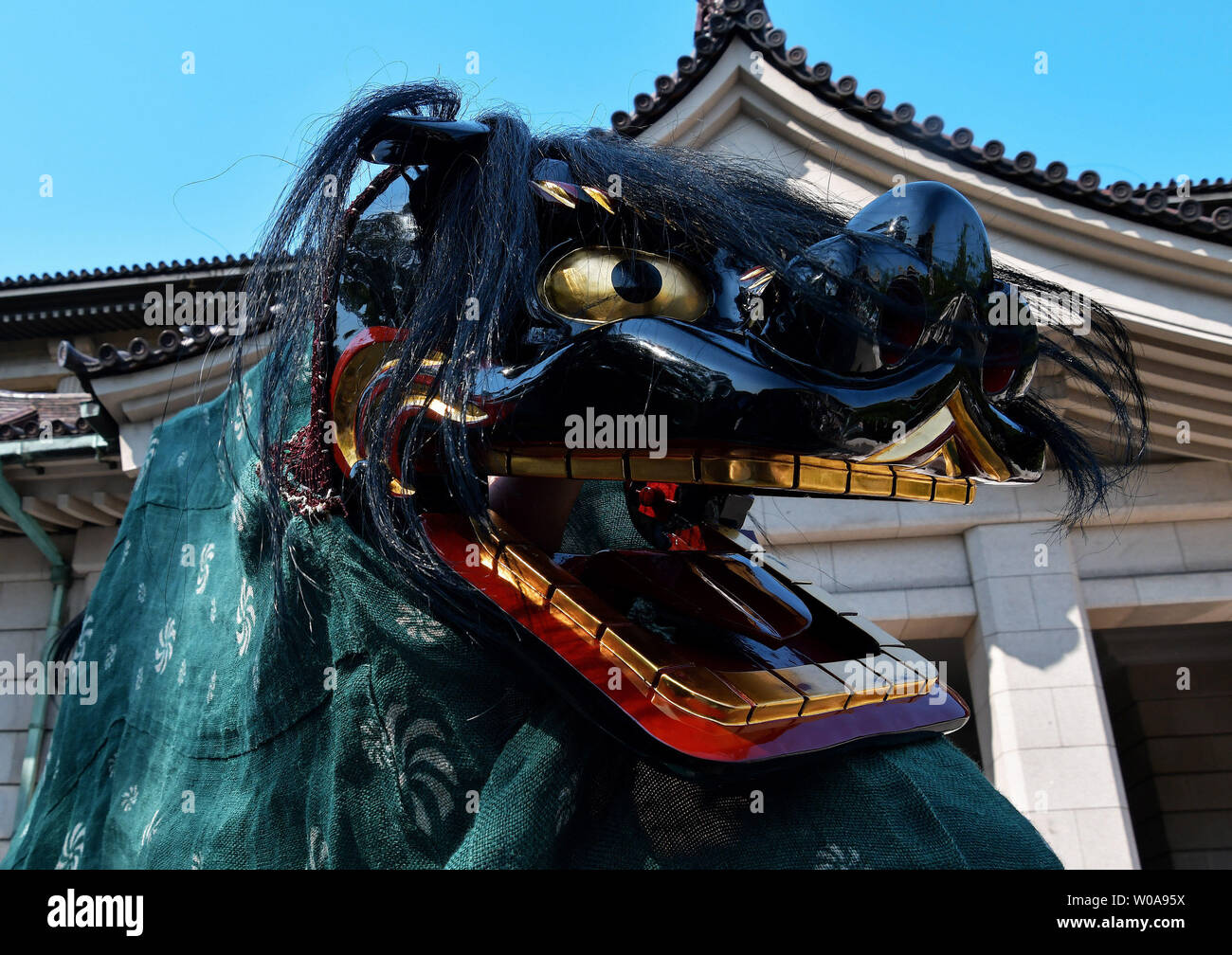 Lion dancers d'Onagawa, Miyagi-Prefecture Shishikofuri effectuer pendant un événement de style pour 'Tokyo Shishimai collection 2020" au Musée National de Tokyo à Tokyo, Japon le 11 mai 2019. Photo par Keizo Mori/UPI Banque D'Images