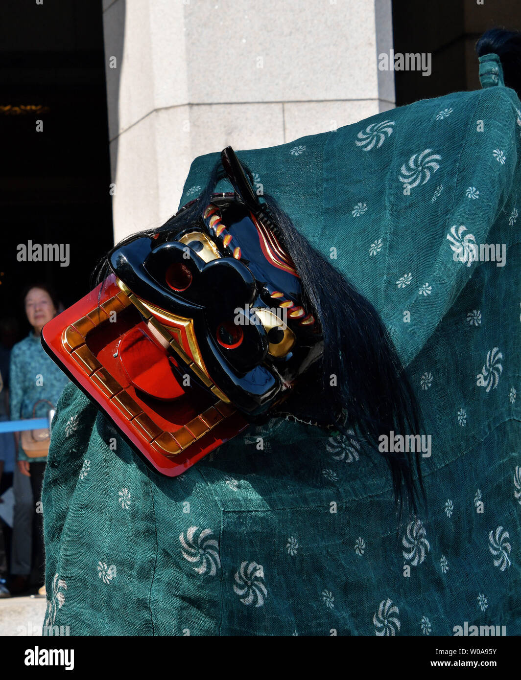 Lion dancers d'Onagawa, Miyagi-Prefecture Shishikofuri effectuer pendant un événement de style pour 'Tokyo Shishimai collection 2020" au Musée National de Tokyo à Tokyo, Japon le 11 mai 2019. Photo par Keizo Mori/UPI Banque D'Images