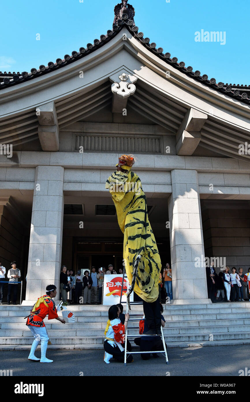 Lion dancers d'Iwate-Prefecture Toramai Rikuzentakata, effectuer des danses (Tiger) style pendant un événement pour 'Tokyo Shishimai collection 2020" au Musée National de Tokyo à Tokyo, Japon le 11 mai 2019. Photo par Keizo Mori/UPI Banque D'Images