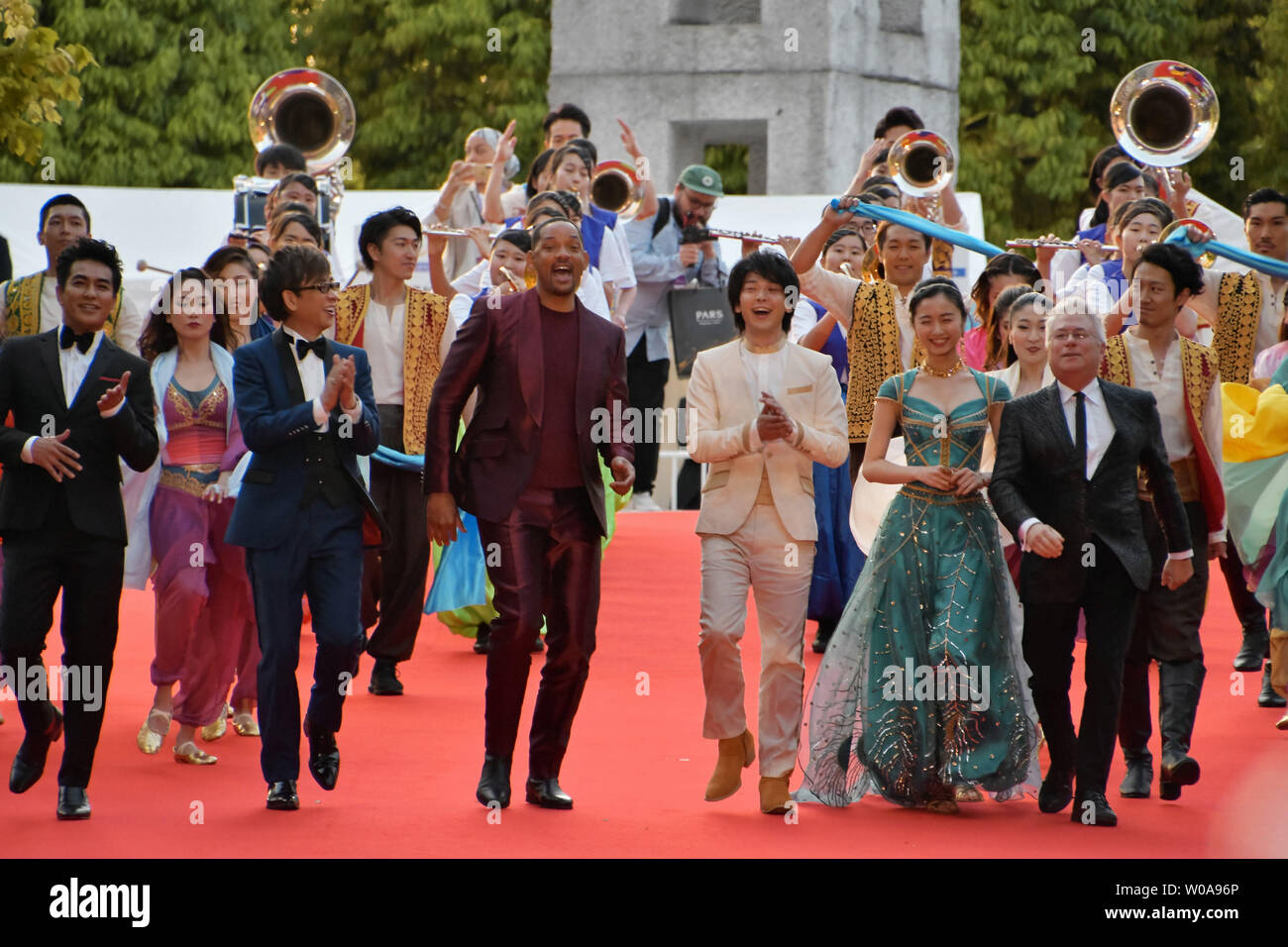 (L-R) acteur japonais Kazuki Kitamura, Koichi Yamadera, l'acteur Will Smith, acteur japonais Tomoya Nakamura, actrice japonaise Haruka Kinoshita et compositeur Alain Menken assister à la première mondiale au Japon pour le film 'Aladdin' à Tokyo, Japon le 16 mai 2019. Photo par Keizo Mori/UPI Banque D'Images