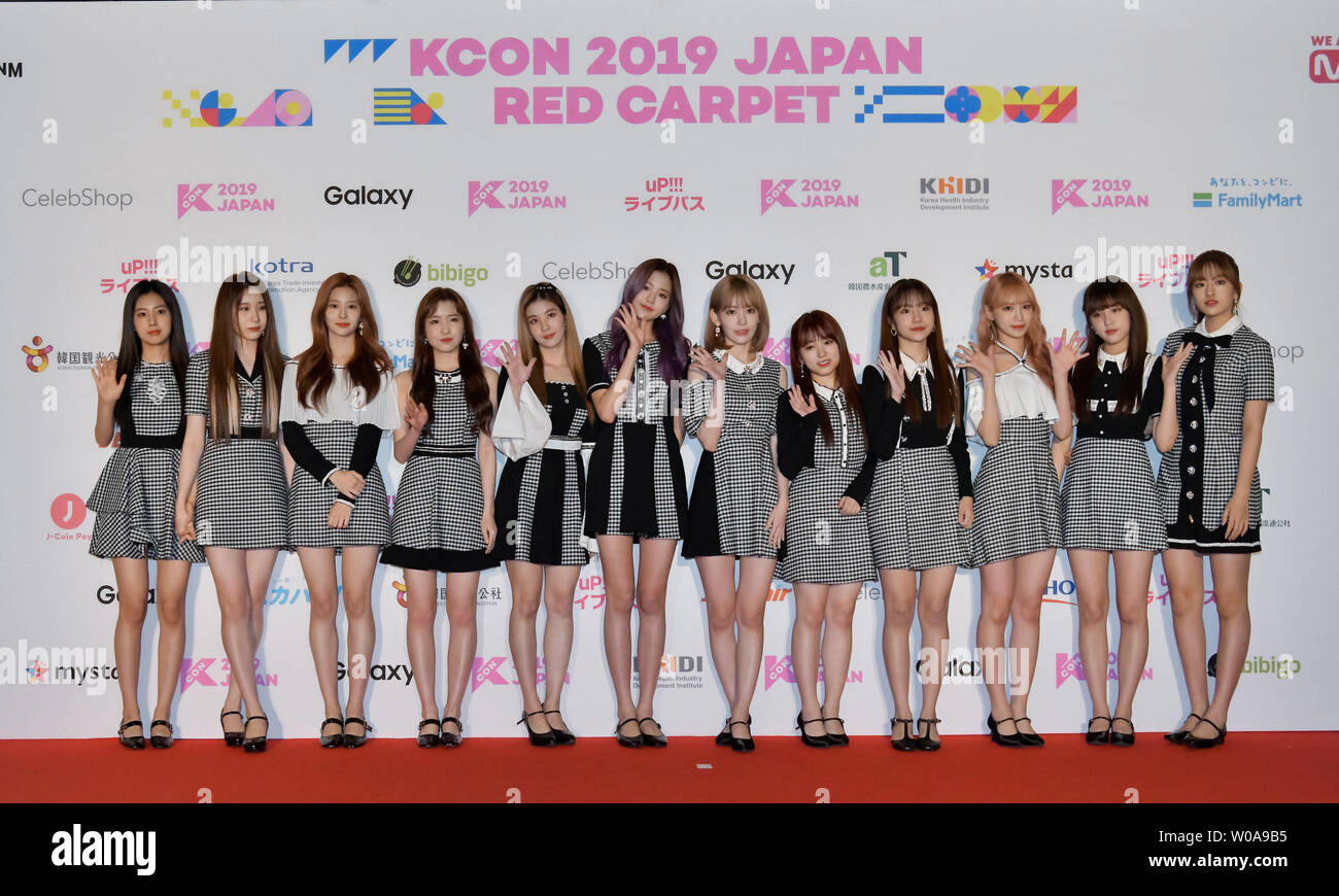 Les membres du sud-coréen et japonais girl group DE*une pose pour les photographes pendant la cérémonie de redcarpet KCON '2019' dans Chiba-Prefecture au Japon, Japon le 19 mai 2019. De tous les événements est KCON contenu culturel coréen dans laquelle K-POP, K-Beauty, K-Fashion, K, K-Drama, etc., à partir d'Irvine, les États-Unis en 2012, pour les 6 dernières années, KCON a eu lieu à New York, LA, Tokyo, Dubaï, Paris, Mexico, Sydney. Photo par Keizo Mori/UPI Banque D'Images