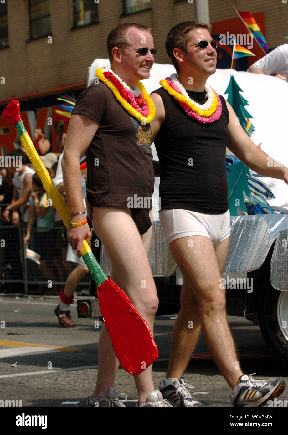 Un couple gay, d'un club de canoë en mars, rue Yonge pendant la Parade de la fierté en couleurs 26 juin 2005 au centre-ville de Toronto, Canada. Pride Toronto célèbre son 25e année a attiré environ 20 000 marcheurs et un million de fêtards environ 80 millions de dollars dans l'économie locale Toronto au cours de la semaine. (Photo d'UPI/Christine Chew) Banque D'Images