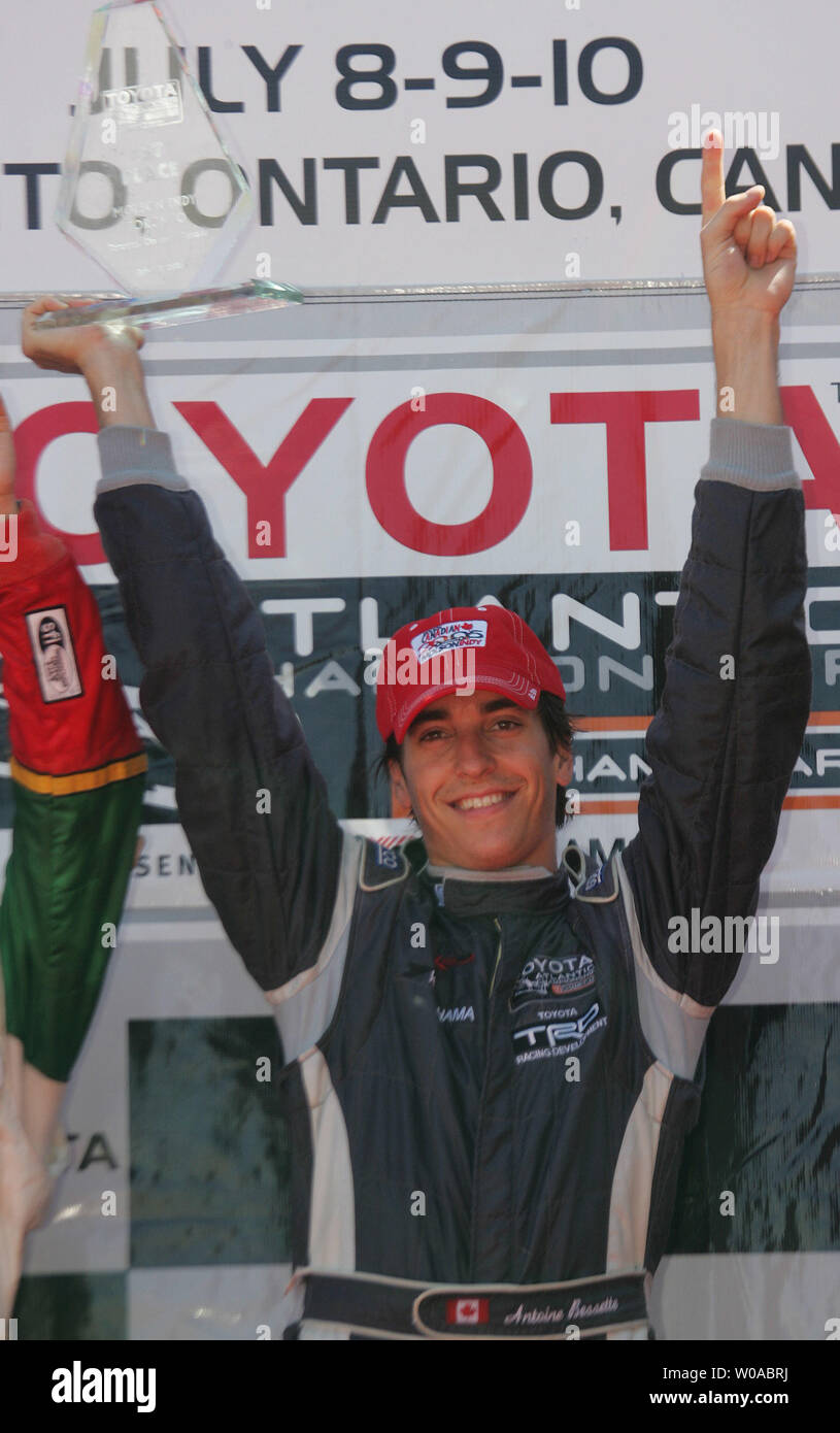 Toyota Canada pilote de l'Atlantique Antoine Bessette célèbre sa victoire à Exhibition Place pour la série de l'Atlantique course de Molson Indy de Toronto le 10 juillet 2005. Bessette, de la Polestar Racing Group, remporte le 35 tours dans un temps de 42:58,149 minutes. (Photo d'UPI / Grace Chiu) Banque D'Images