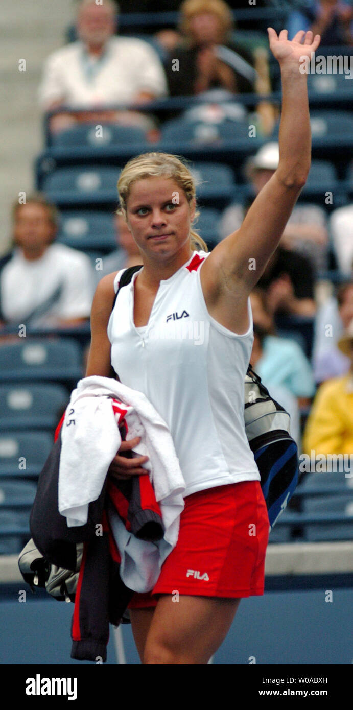 Kim Clijsters la Belgique reconnaît les applaudissements de la foule comme elle quitte le Court Central au Centre Rexall après avoir battu Flavia Pennetta 6-0, 6-1 dans leur quart de finale au tournoi de la Coupe Rogers, le 19 août 2005 à Toronto, Canada. (Photo d'UPI/Christine Chew) Banque D'Images