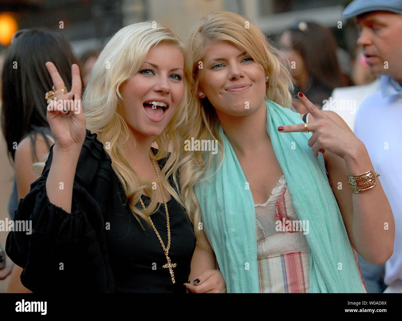 Elisha Cuthbert et sa soeur Lee-Ann arrivent sur le tapis rouge pour les MuchMusic Video Awards au siège de CityTV de Toronto, Canada le 18 juin 2006. (Photo d'UPI/Christine Chew) Banque D'Images