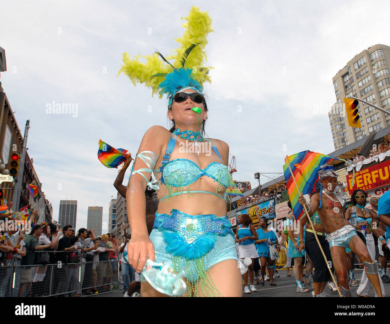 Les participants à la Gay Pride descendre Yonge Street dans le centre-ville de Toronto, Canada le 25 juin 2006. La parade annuelle est le finale de la semaine des festivités en et autour de village gai de Toronto et attire régulièrement au sujet d'un million de participants et spectateurs dans les rues de la ville. (Photo d'UPI/Christine Chew) Banque D'Images