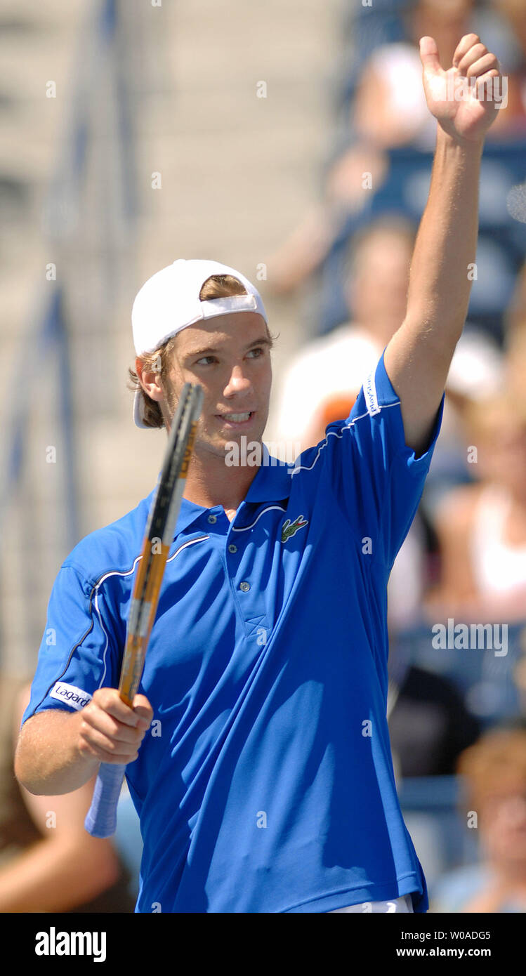 Richard Gasquet de France reconnaît les applaudissements de la foule sur le Court central après avoir battu Tomas Berdych 6-4, 6-1 lors de la Coupe Rogers au Centre Rexall à Toronto, Canada le 11 août 2006. (Photo d'UPI/Christine Chew) Banque D'Images