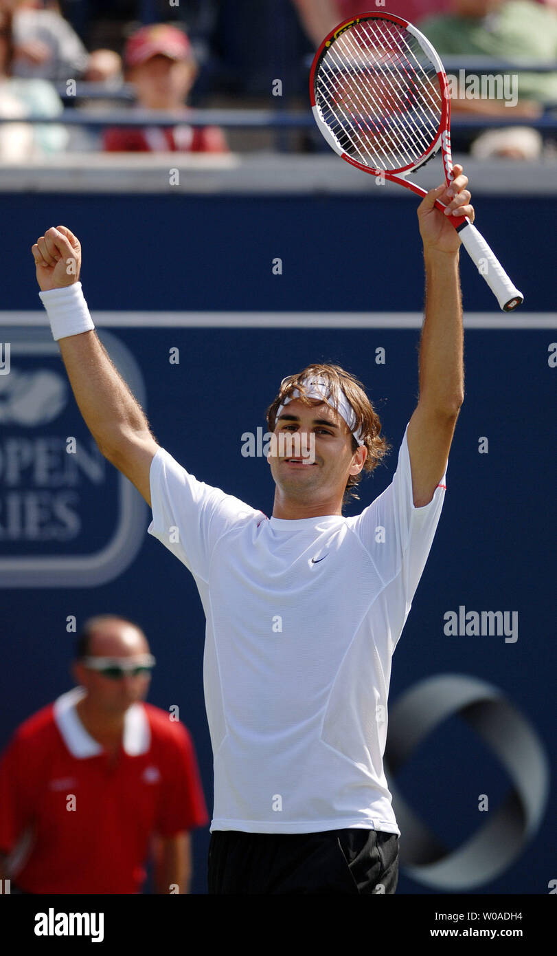 Roger Federer célèbre après avoir remporté le match contre Richard Gasquet en finale de la Coupe Rogers au Centre Rexall à Toronto, Canada le 13 août 2006. Federer, le tournoi top seed et numéro un mondial, a battu Gasquet 2-6, 6-3, 6-2 devant une salle comble sur le Court central. (Photo d'UPI/Christine Chew) Banque D'Images