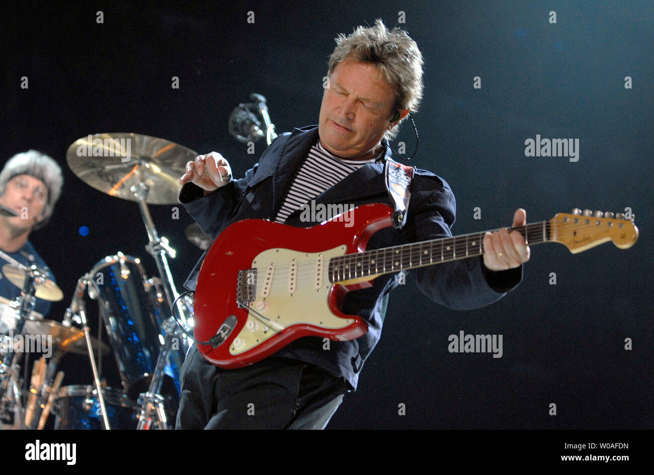 Le guitariste Andy Summers de Police (R) et le batteur Stewart Copeland chanter une chanson sur scène dans le premier de deux spectacles au Centre Air Canada à Toronto, Canada le 22 juillet 2007. Les spectacles font partie de la Police World Tour comme Summers et Copeland se réunir avec le chanteur et bassiste Sting pour une série de concerts sur 6 continents. (Photo d'UPI/Christine Chew) Banque D'Images