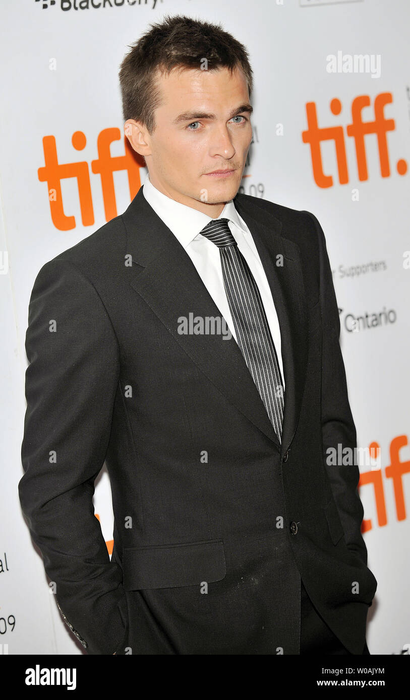 L'acteur Rupert Friend arrive au Roy Thomson Hall pour le gala d'avant-première de "La jeune Victoria' qui ferme le Toronto International Film Festival de Toronto, Canada le 19 septembre 2009. UPI /Christine Chew Banque D'Images