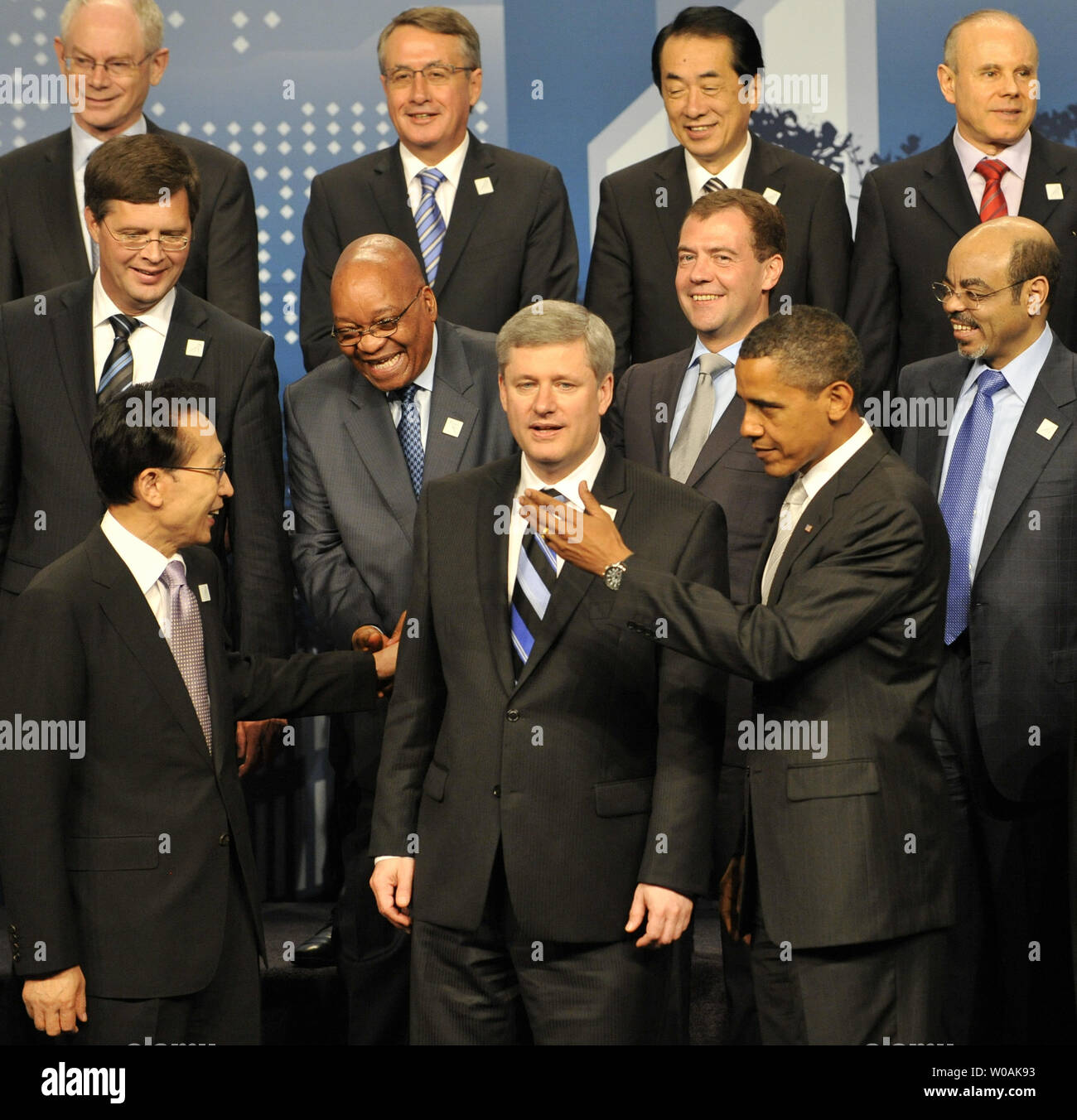 Le président américain Barack Obama (2e R) les gestes pour le premier ministre canadien Stephen Harper après une photo de groupe durant le Sommet du G20 à Toronto (Ontario) le 27 juin 2010. UPI/Alex Volgin Banque D'Images