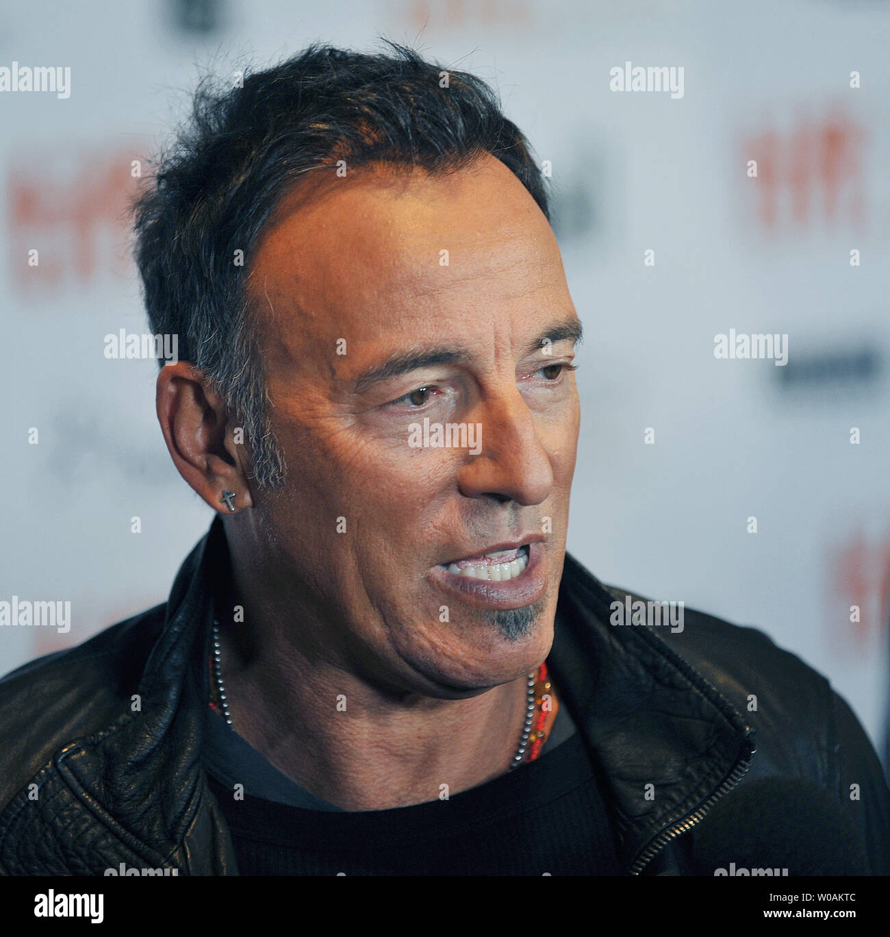 Légende Rock Bruce Springsteen assiste à la Toronto International Film Festival première de 'La promesse : la fabrication de l'obscurité à la périphérie de la ville', au Roy Thomson Hall à Toronto, Canada le 14 septembre 2010. UPI/Christine Chew Banque D'Images